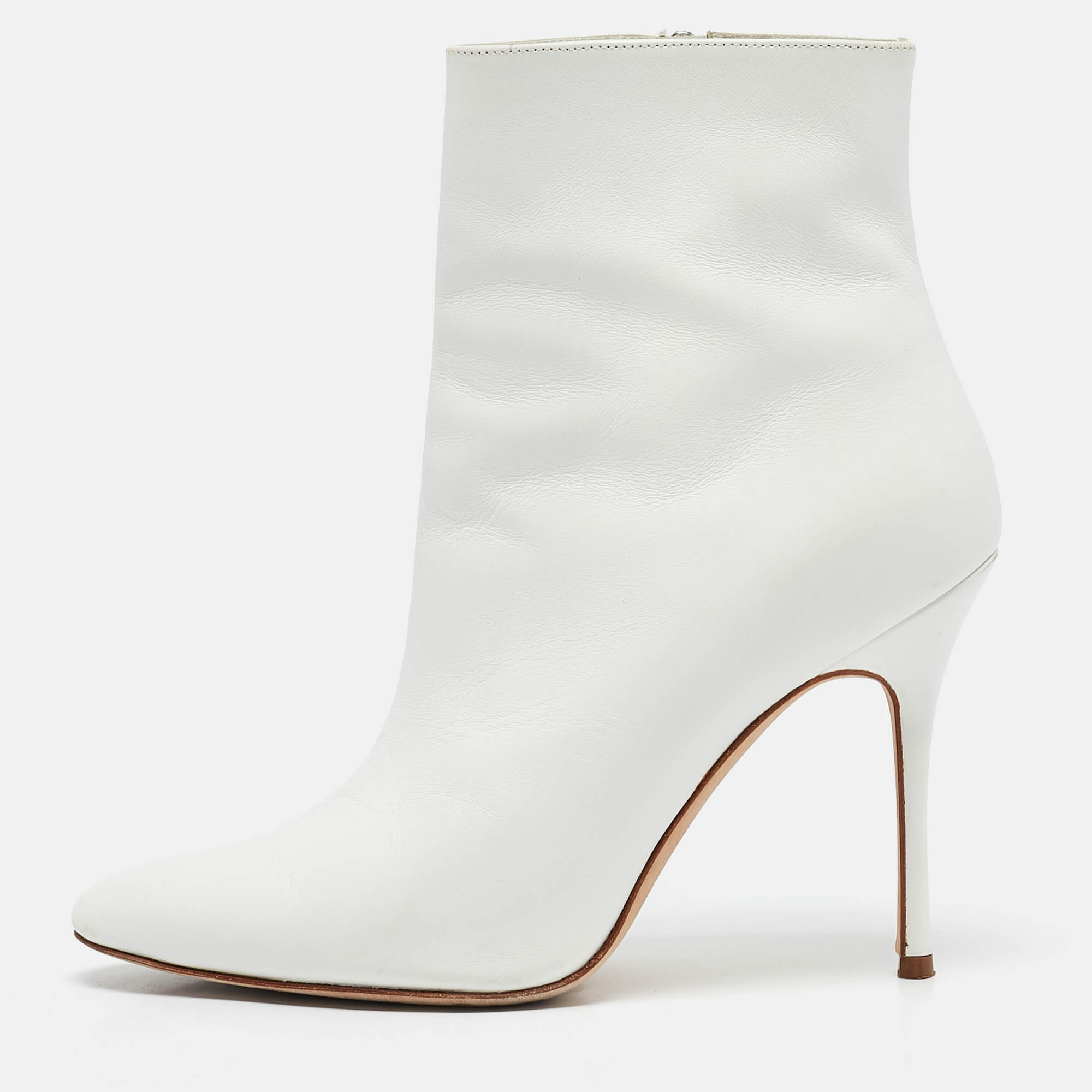 

Manolo Blahnik White Leather Ankle Boots Size