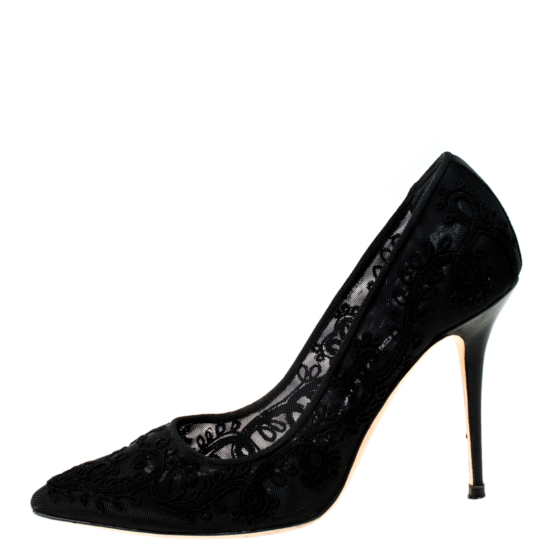 

Manolo Blahnik Black Lace Floral Pointed Toe Pumps Size