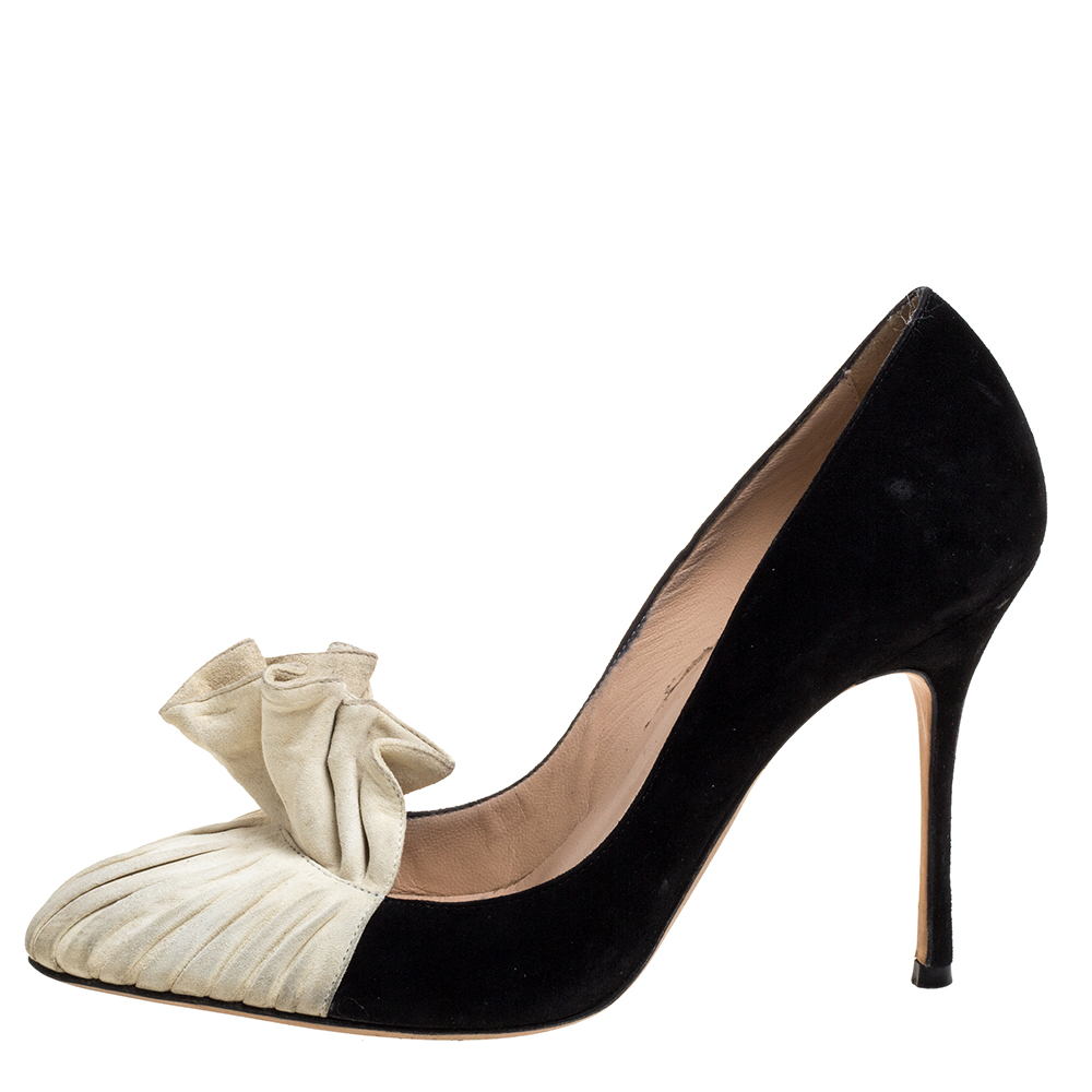 

Manolo Blahnik Black/White Suede Ruffled Pumps Size