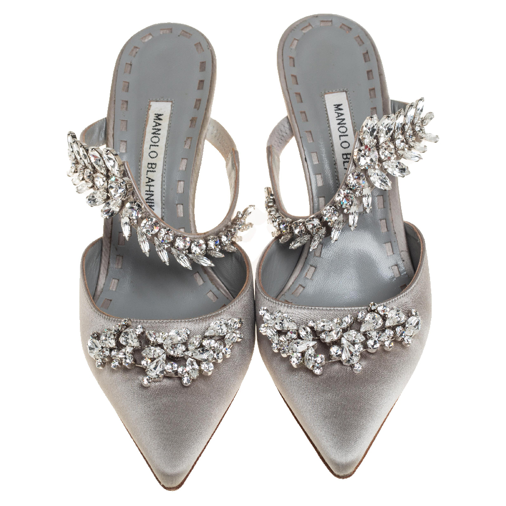 

Manolo Blahnik Grey Satin Crystal Embellshed Lurum Sandals Size