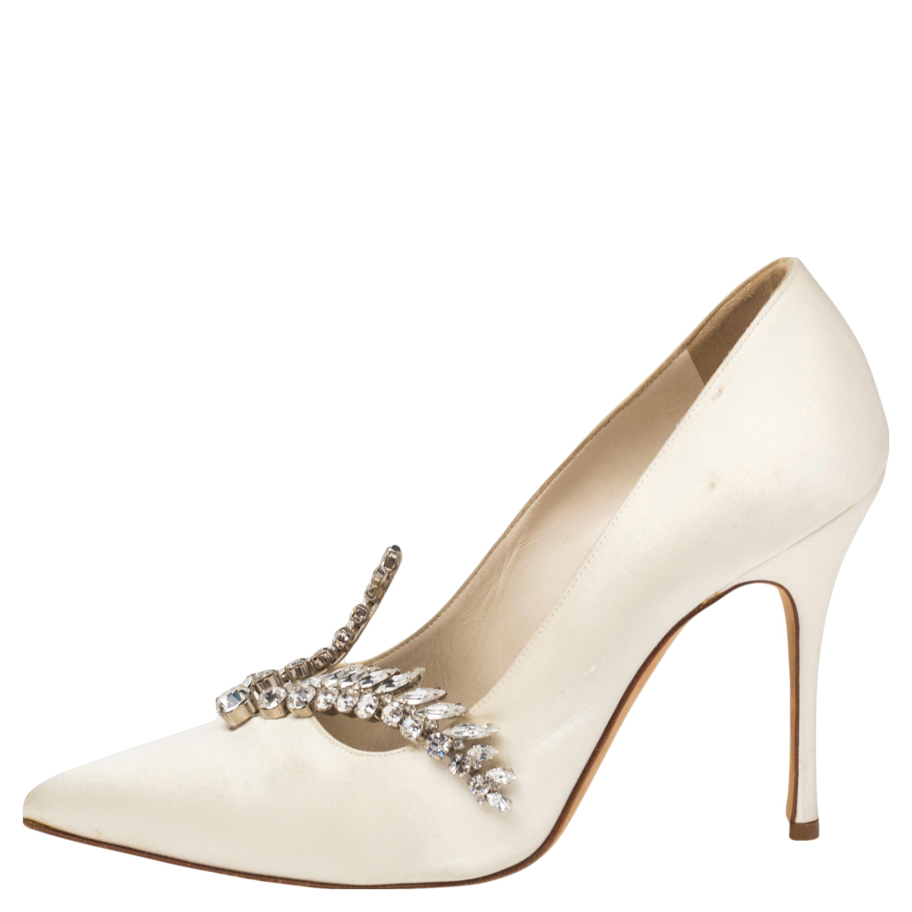 

Manolo Blahnik Off White Satin Nadira Pumps Size
