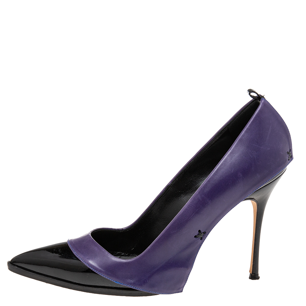 

Manolo Blahnik Purple/ Black Patent And Leather Pointed Toe Pumps Size