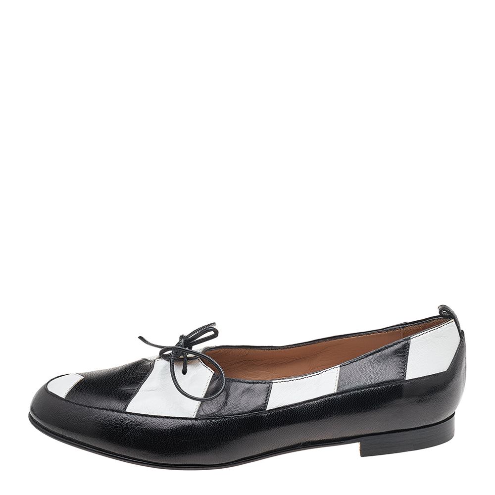 

Manolo Blahnik Black/White Leather Lace Up Loafers Size