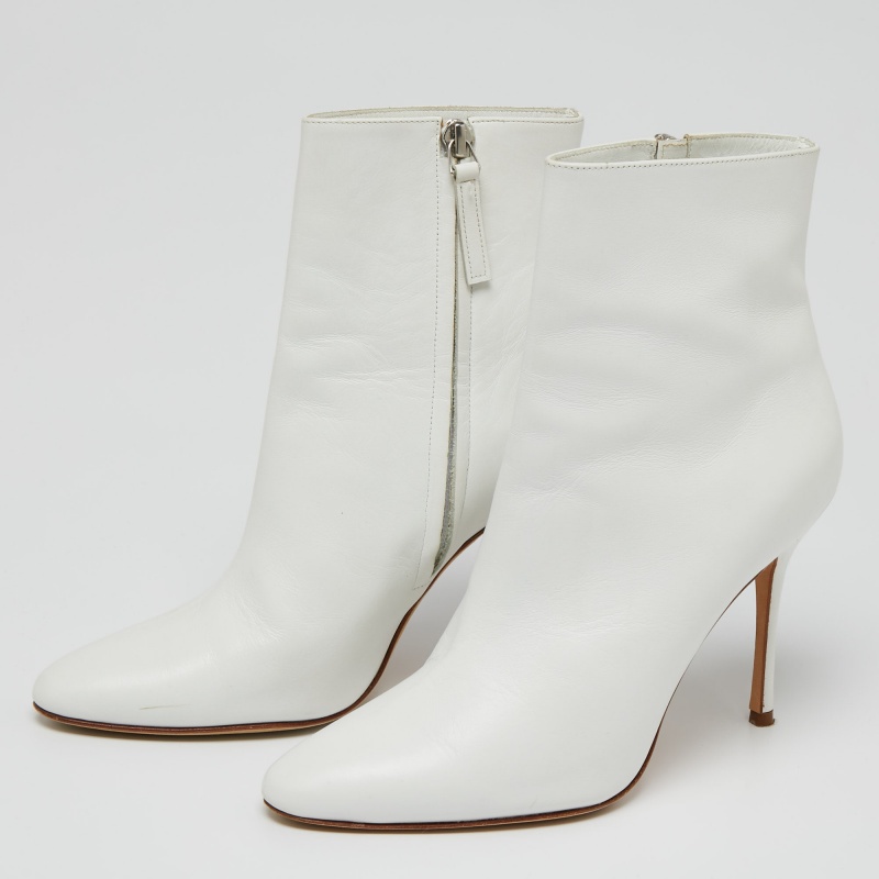 

Manolo Blahnik White Leather Ankle Boots Size