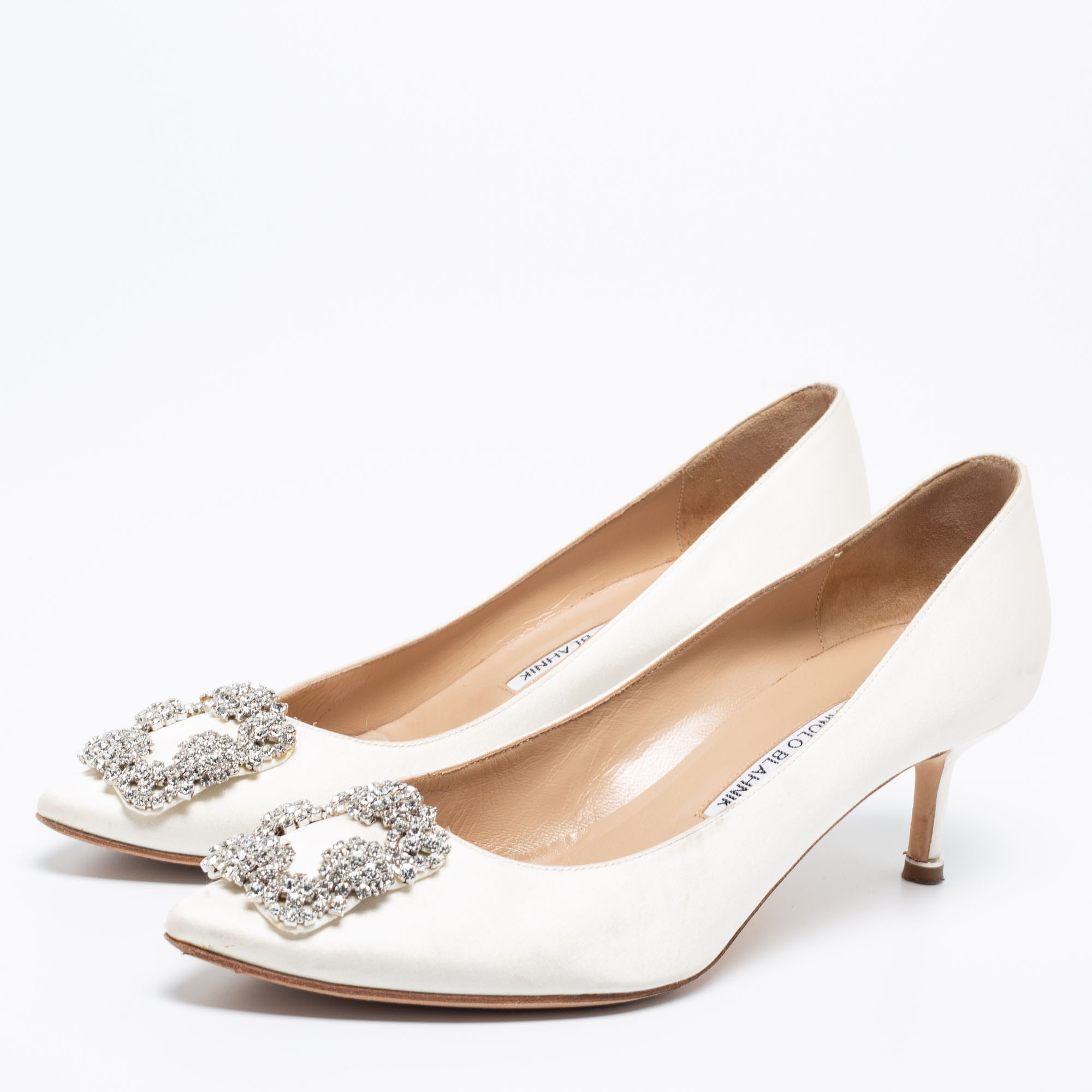 

Manolo Blahnik Ivory Satin Hangisi Pumps Size, White