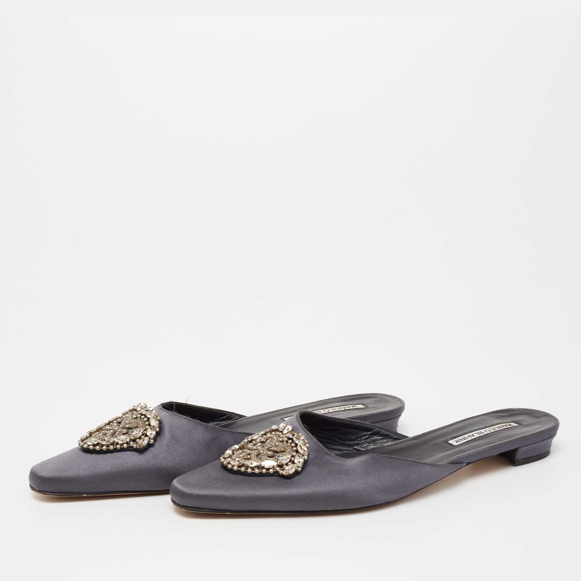 

Manolo Blahnik Grey Satin Okkatomu Crystal Embellished Crest Flat Mules Size