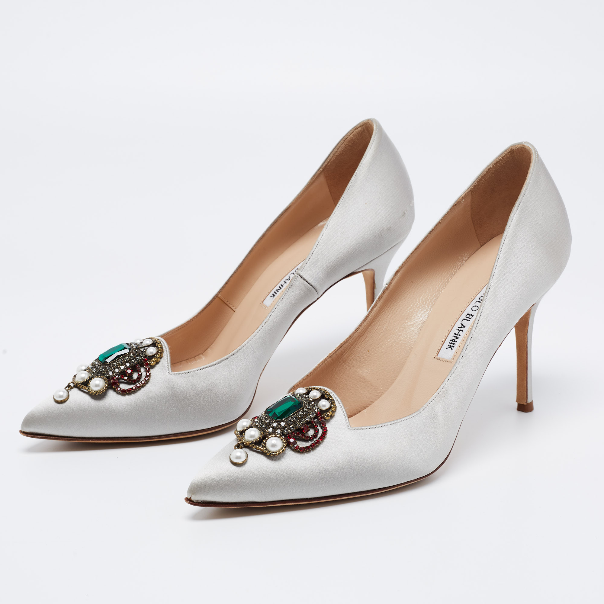 

Manolo Blahnik Light Grey Satin Pearl Embellished Pumps Size