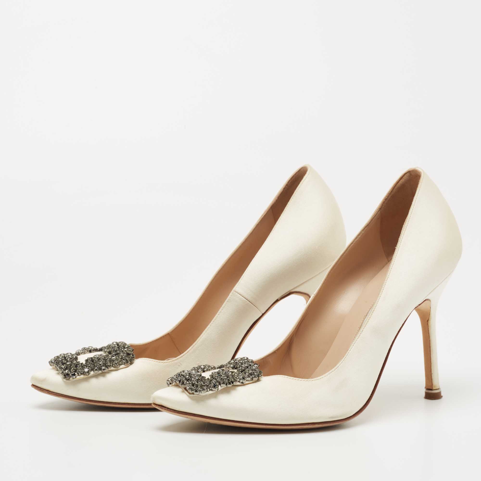 

Manolo Blahnik Off White Satin Hangisi Pumps Size