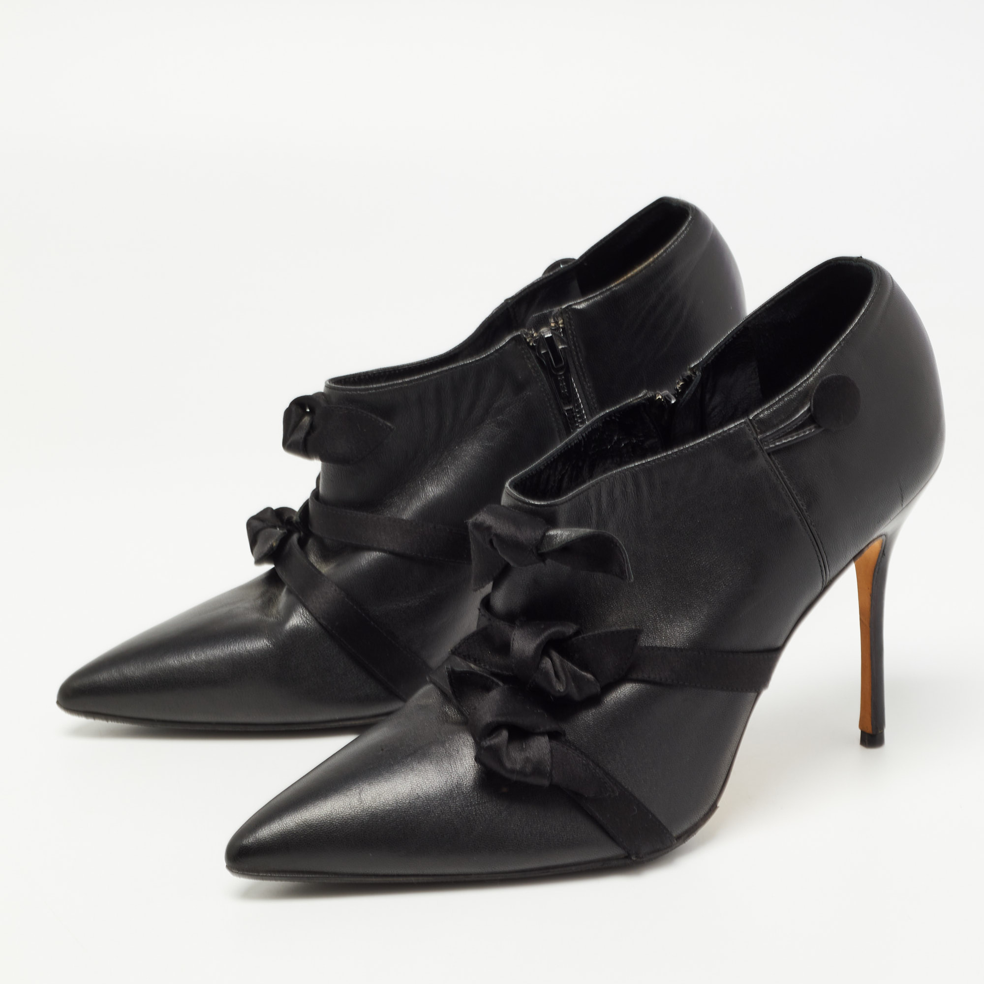 

Manolo Blahnik Black Leather Bow Booties Size