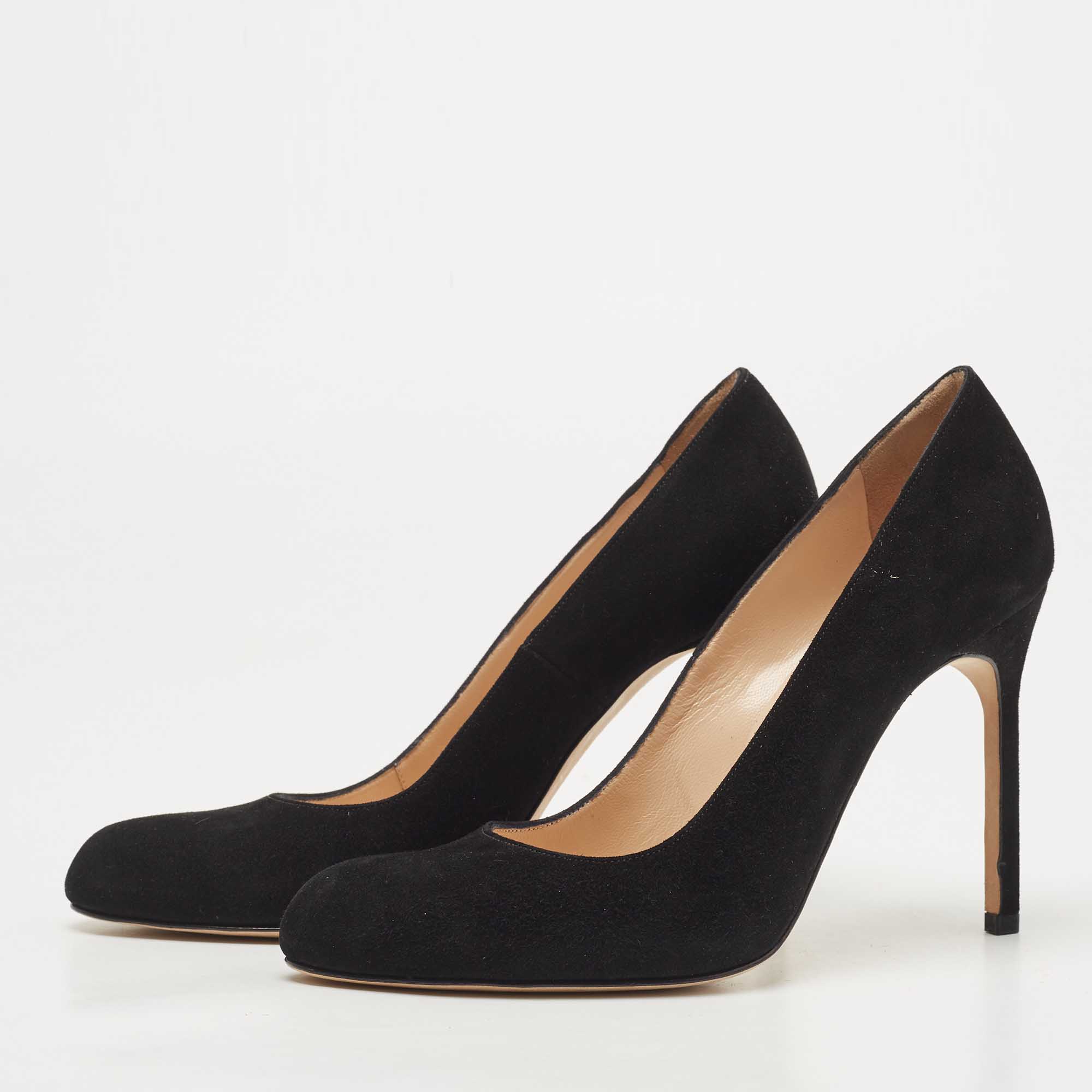 

Manolo Blahnik Black Suede Round Toe Pumps Size