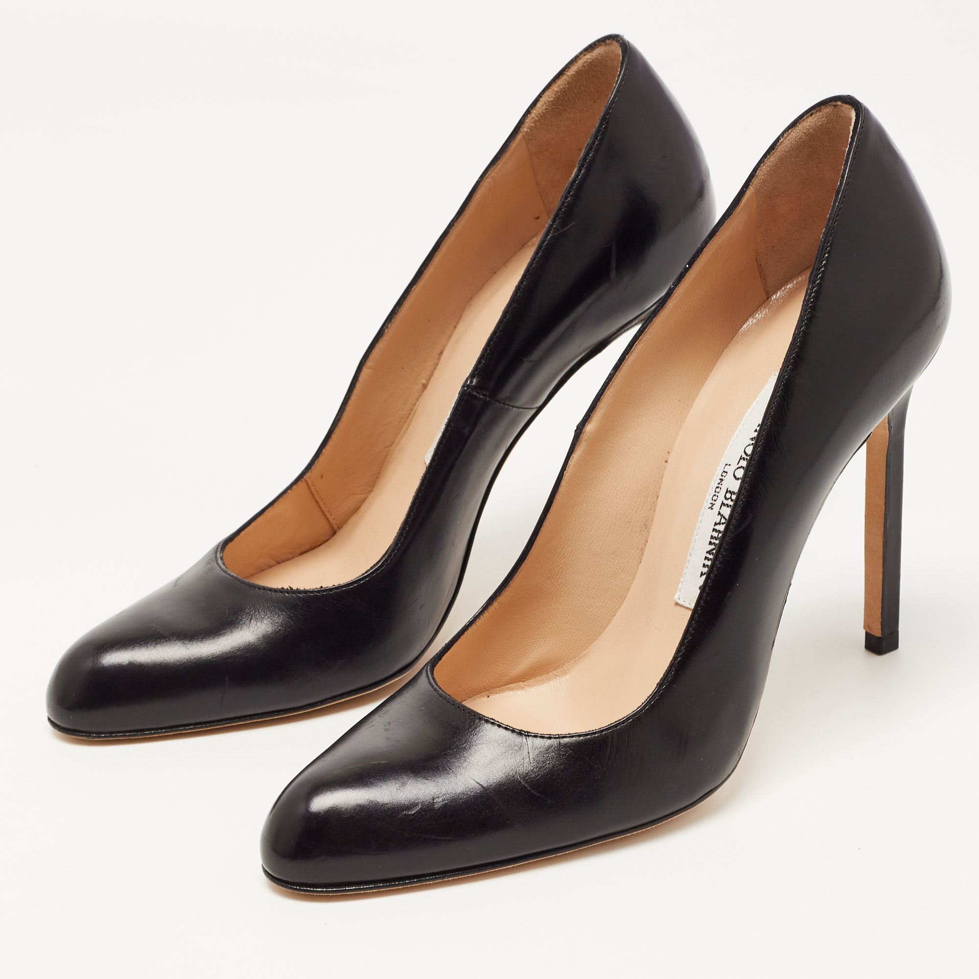 

Manolo Blahnik Black Leather Round Toe Pumps Size