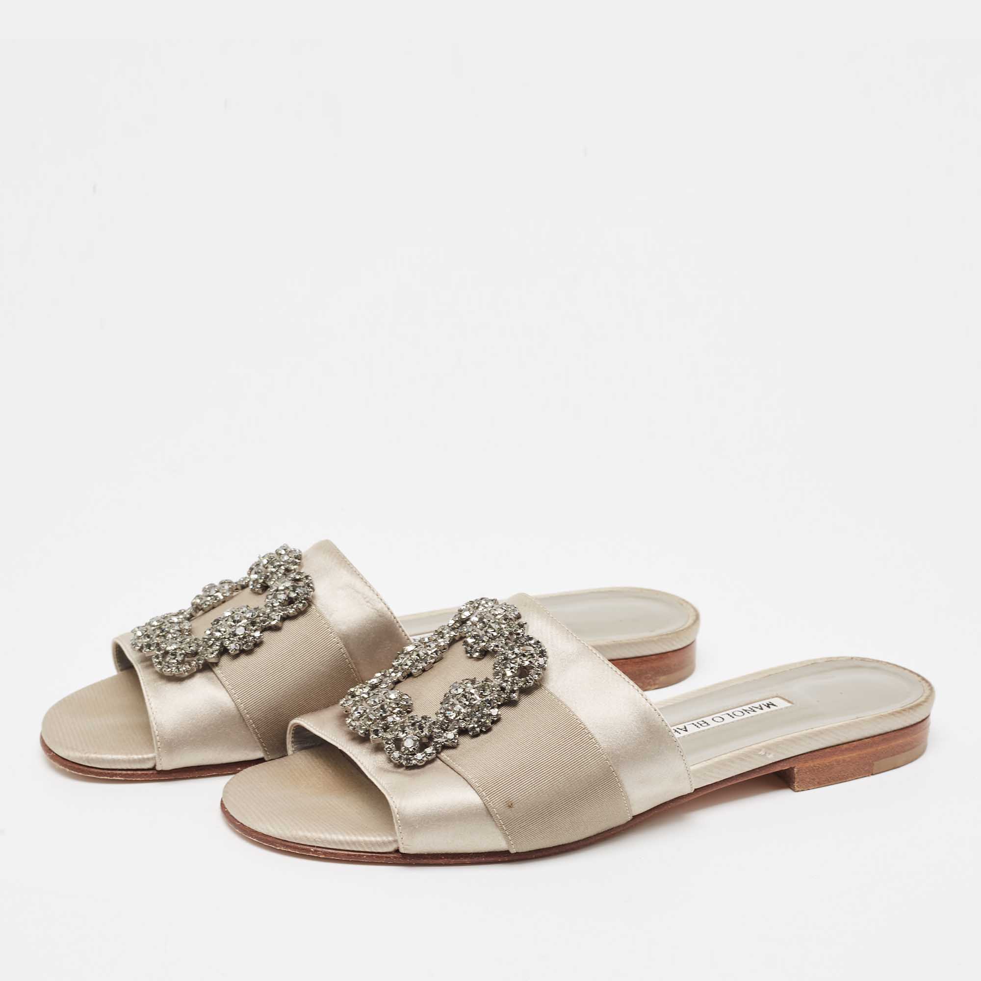 

Manolo Blahnik Grey Satin Martamod Flat Slides Size, Silver