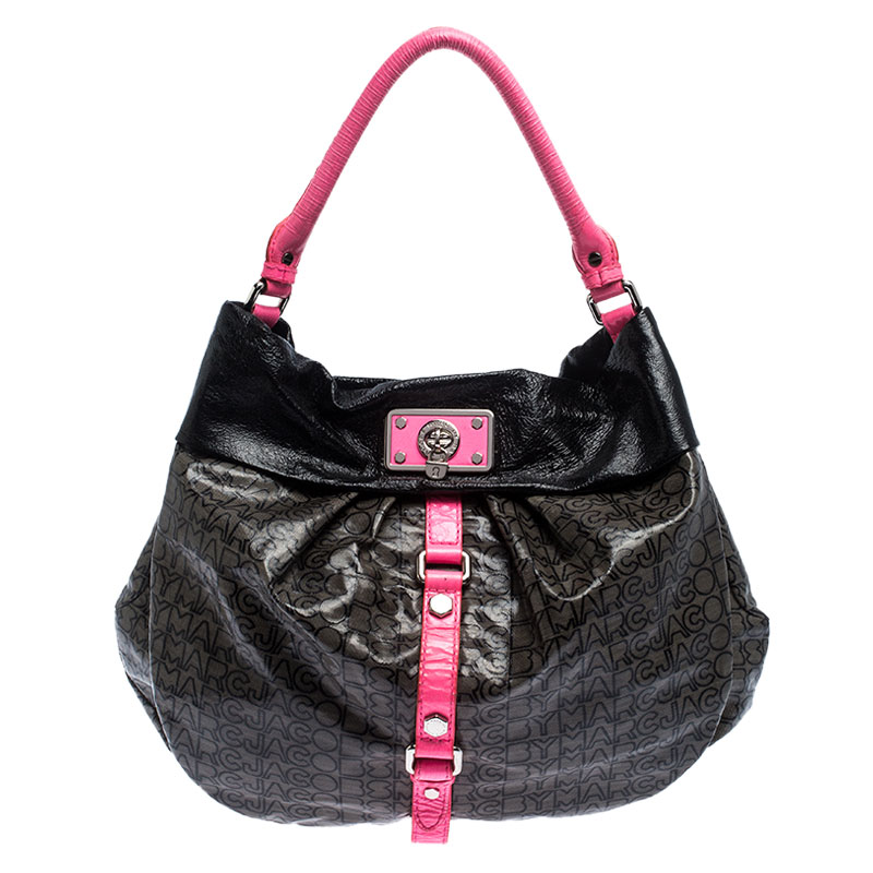 This Riz hobo from Marc by Marc Jacobs will lend a signature touch to your outfit. A symbol of style and elegance the bag is crafted from coated fabric and enhanced with pink leather trims. The interior of this hobo is lined with fabric and it can be carried using the single handle.