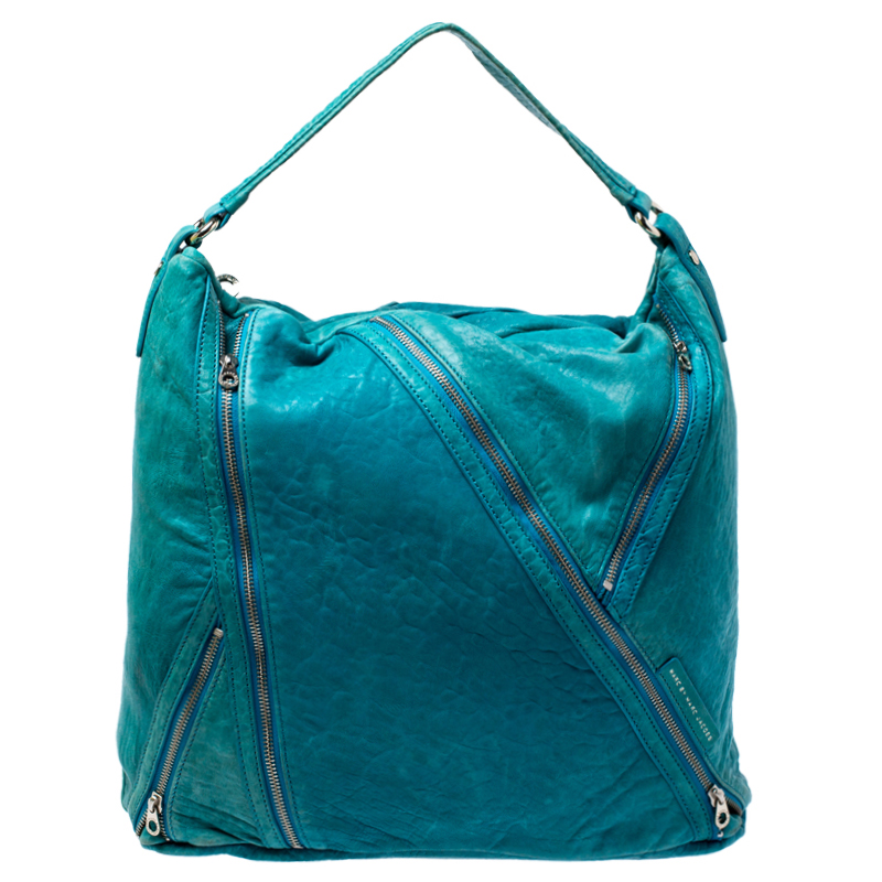 Designed expertly this bag from Marc by Marc Jacobs features a leather body. It comes in a lovely shade of blue and features zip details all over. The hobo comes equipped with a fabric lined interior sized to house your essentials. It is held by a single handle and has gold tone hardware.