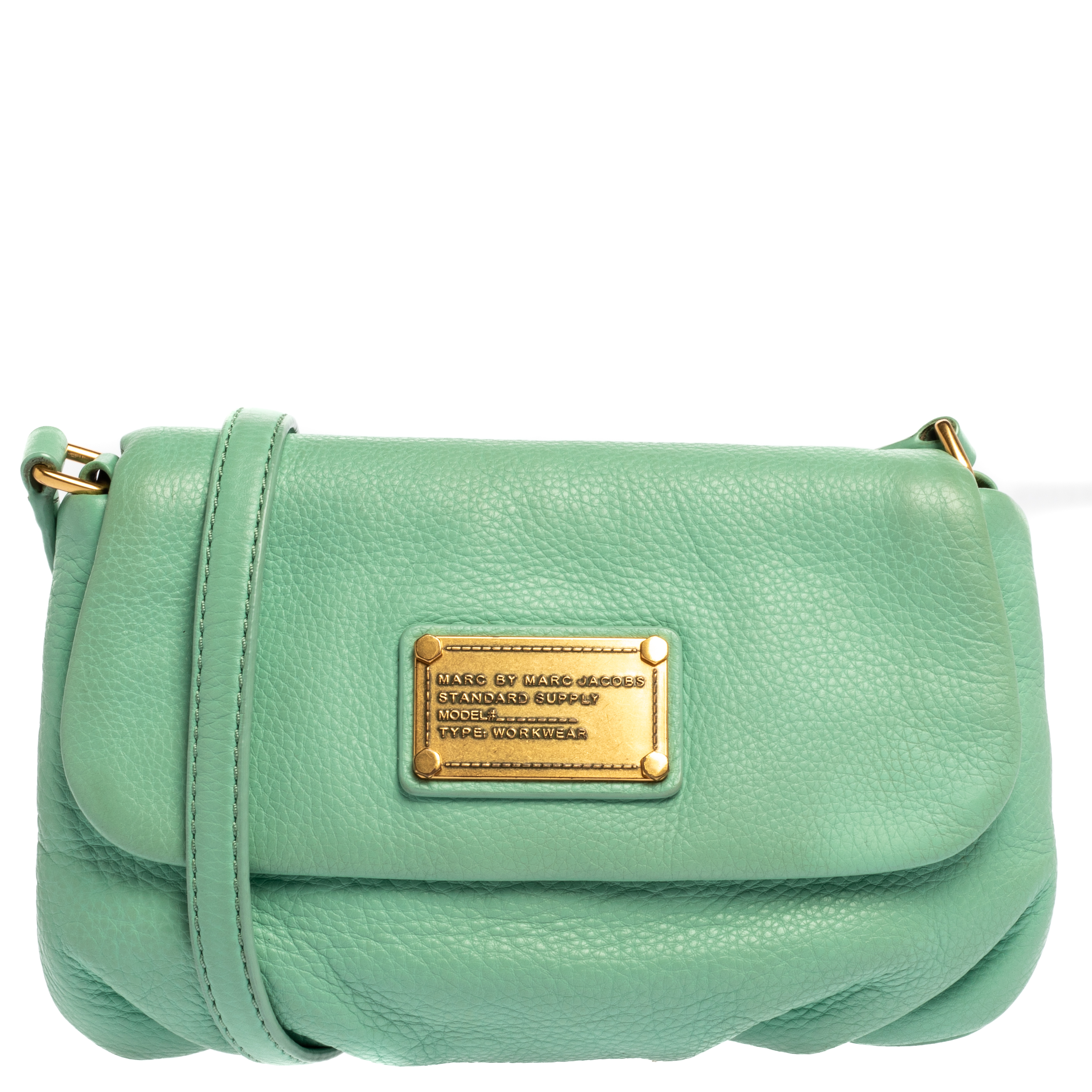 This luxurious and sturdy Classic Q Karlie bag by Marc by Marc Jacobs will surely meet up all your expectations. Crafted from green leather the bag features the logo plate on the front flap and a shoulder strap. The interior is fabric lined and comes with a zip pocket.
