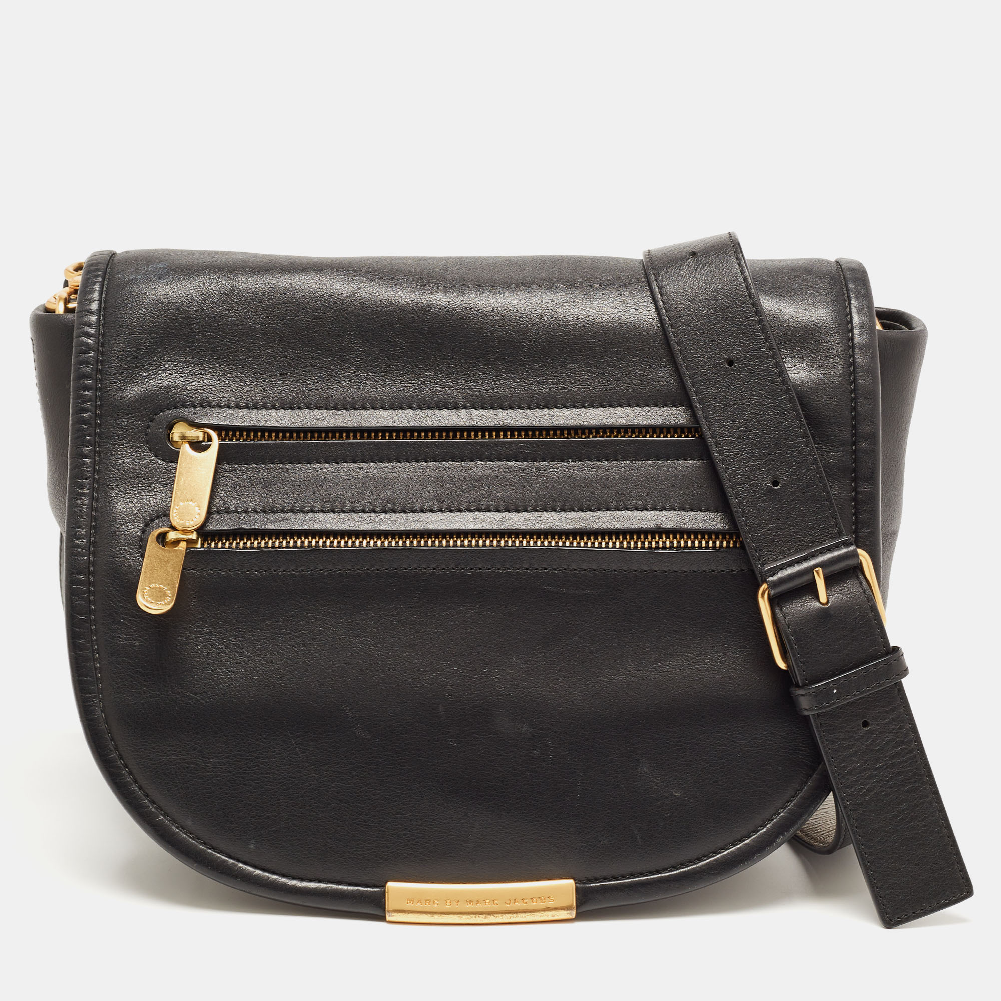 This sporty bag from Marc Jacobs is a smooth addition to your wardrobe. This bag is crafted from leather in black and complimented with gold tone hardware. This Luna messenger bag features two zipper pockets on the front and a comfortable strap. The roomy interior is great for keeping the essentials.