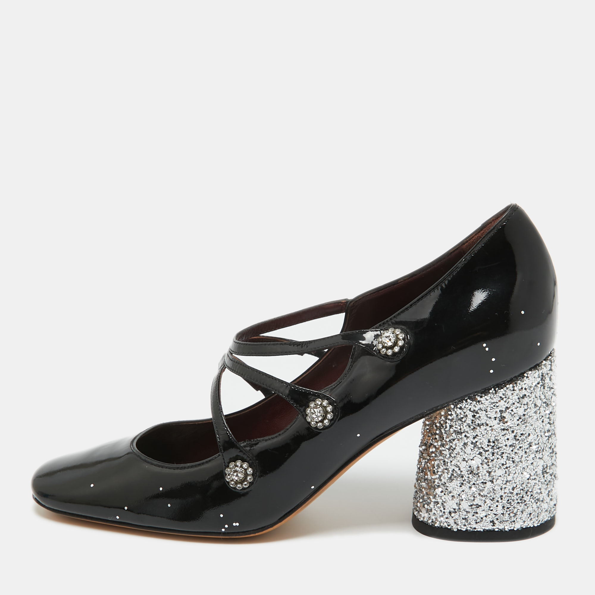 Complete a look with a touch of flitter in this pair of patent leather pumps. Ideal with dresses and suits these Marc by Marc Jacobs pumps that are designed in a black shade are comfortable and stylish.