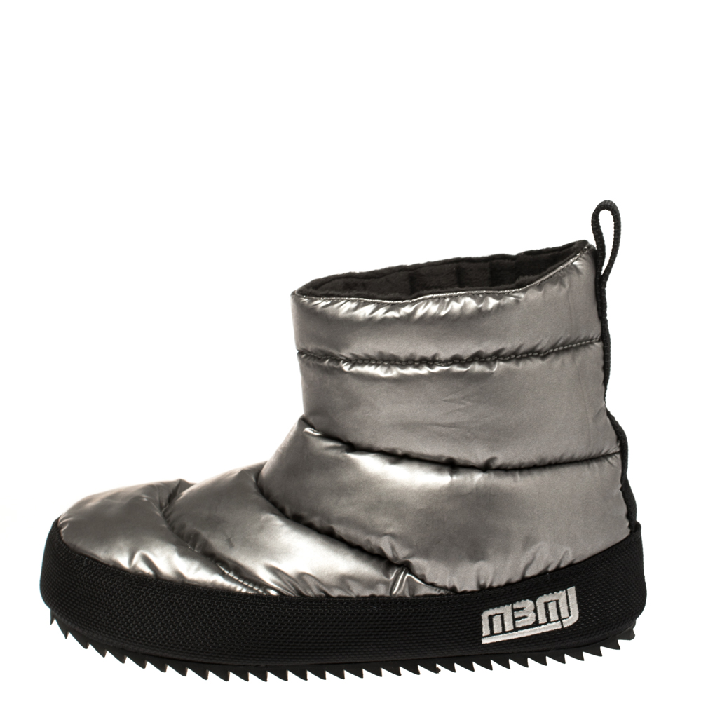 

Marc Jacobs Silver Vinyl Snow Boots Size