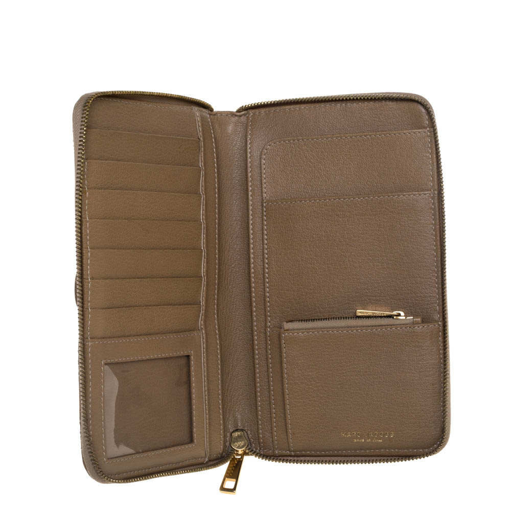 

Marc Jacobs Beige Leather Passport Wallet