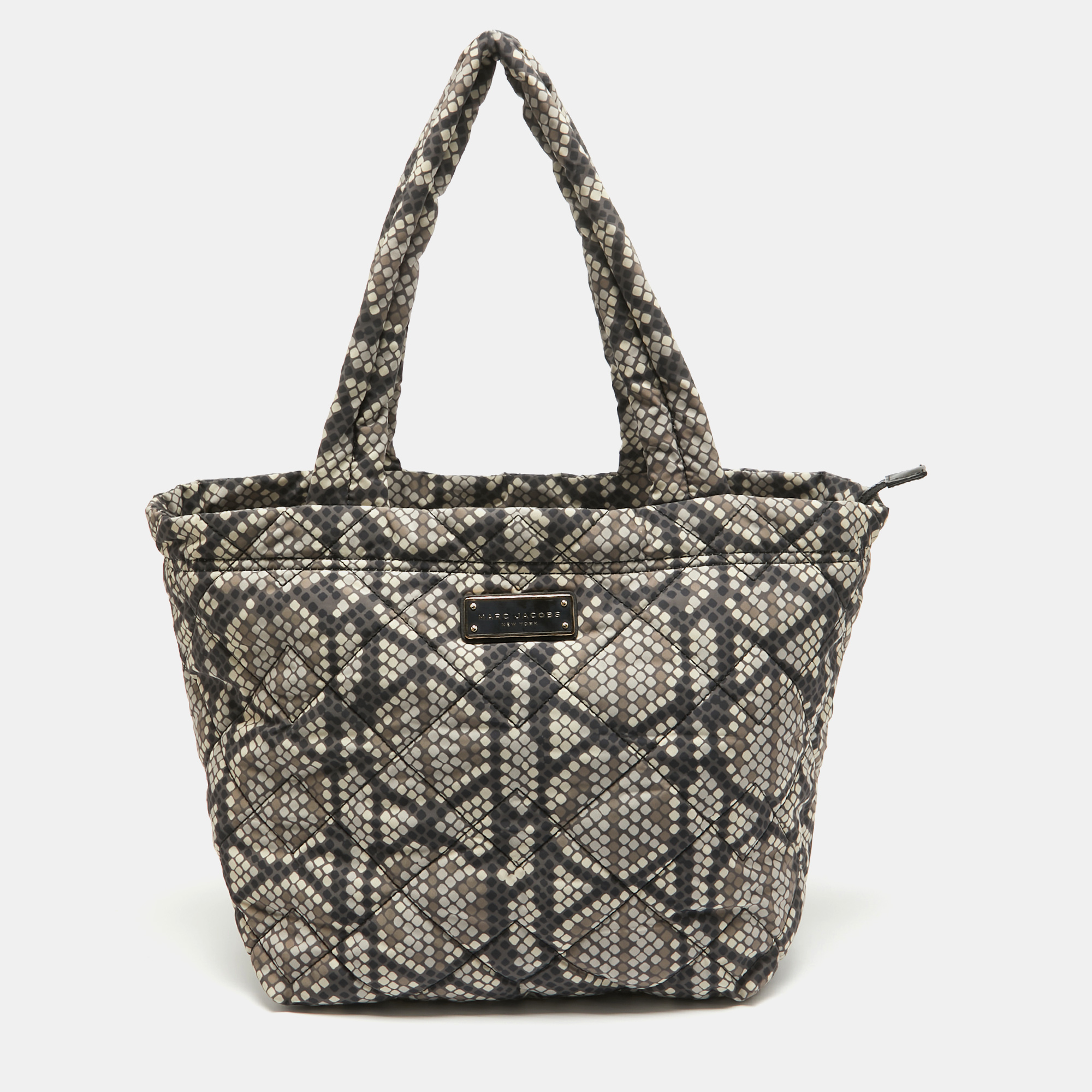 This alluring tote bag for women has been designed to assist you on any day. Convenient to carry and fashionably designed the tote is cut with skill and sewn into a great shape. It is well equipped to be a reliable accessory.