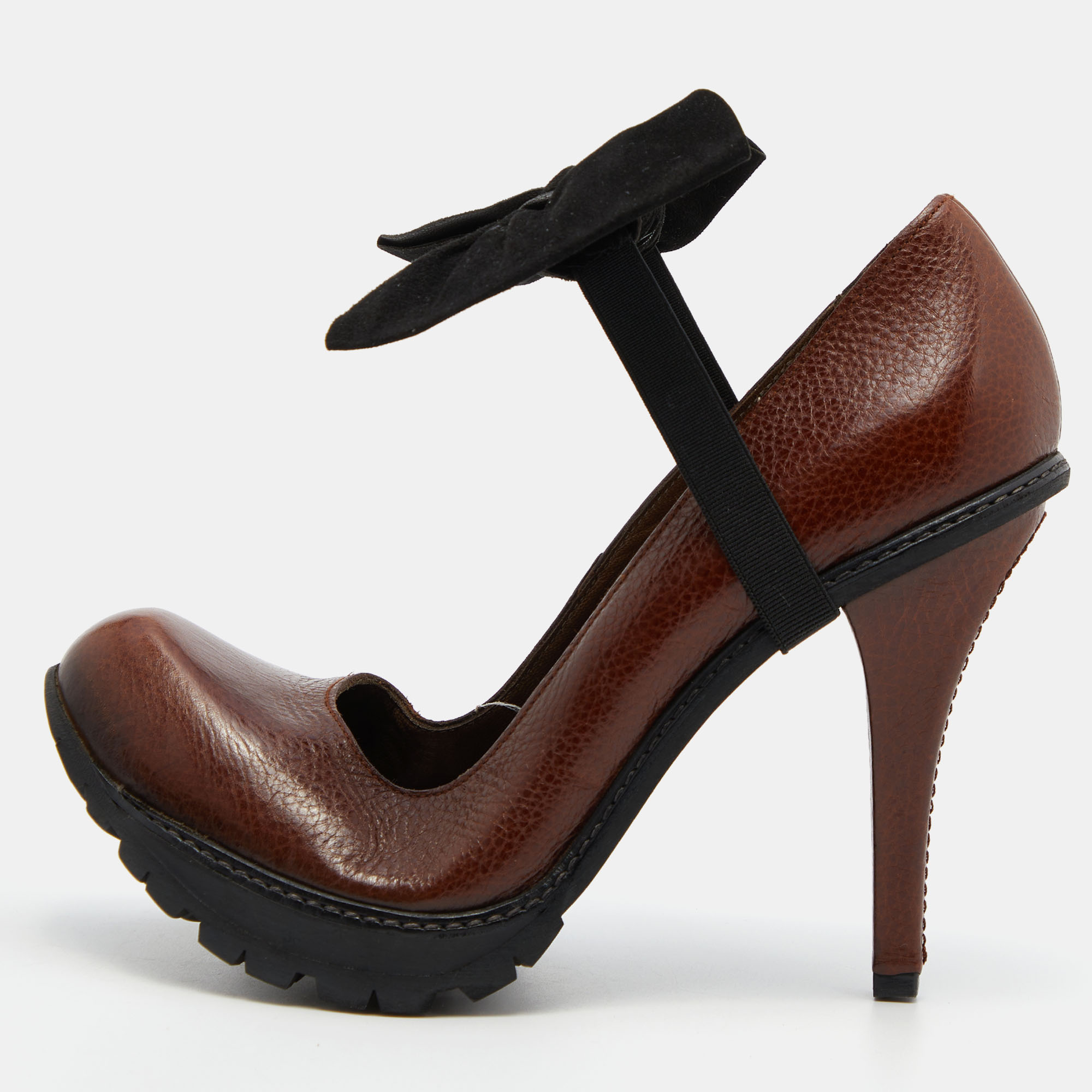 Exhibit an elegant style with this pair of pumps. These Marni shoes for women are crafted from quality materials. They are set on durable soles and sleek heels.