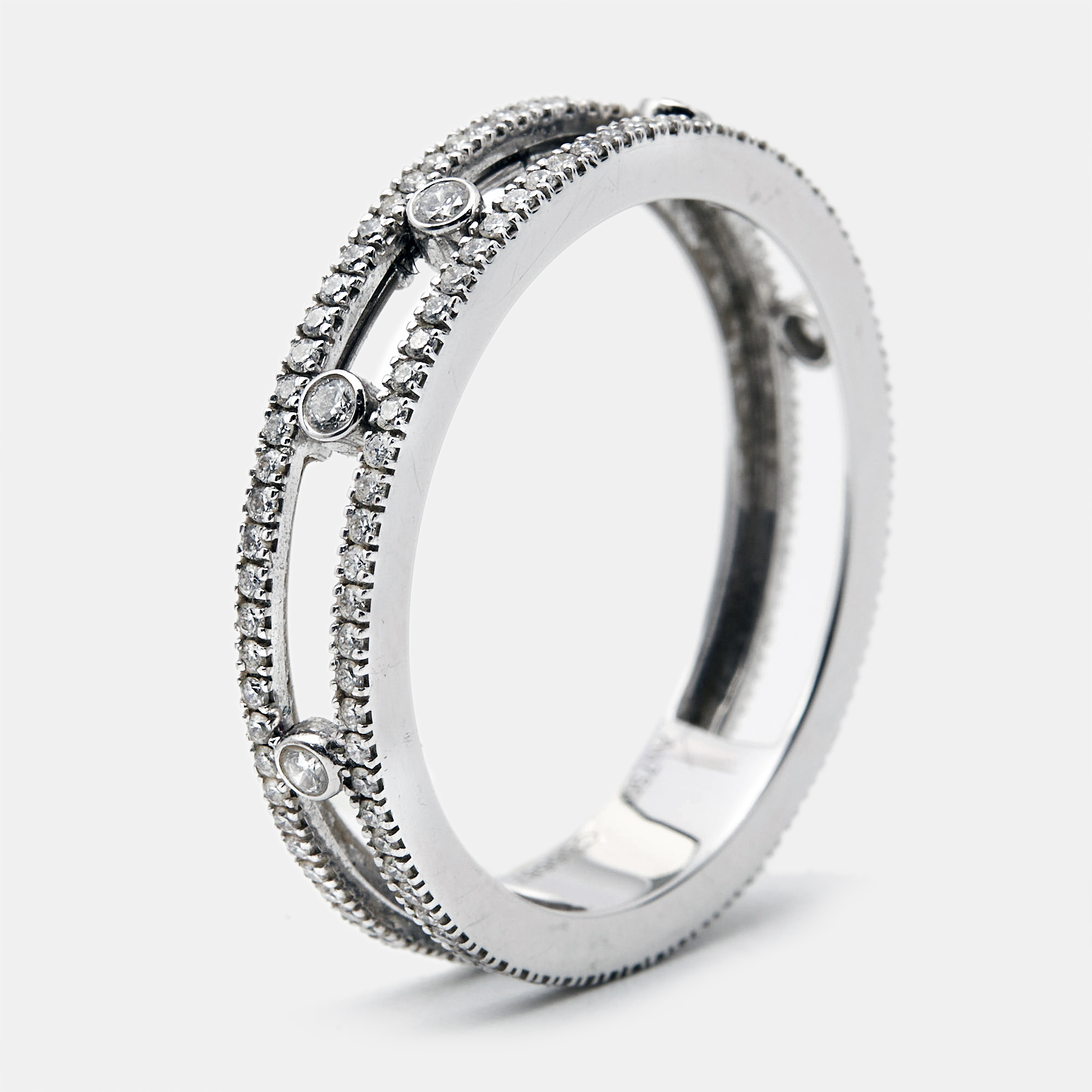 Mark one of the most memorable occasions of your life with this coveted Messika Move ring. Crafted using 18k white gold this charming ring features carefully set diamonds for a dazzling update. Refined and elegant this Messika wedding ring evokes a timeless allure with its distinctive design.