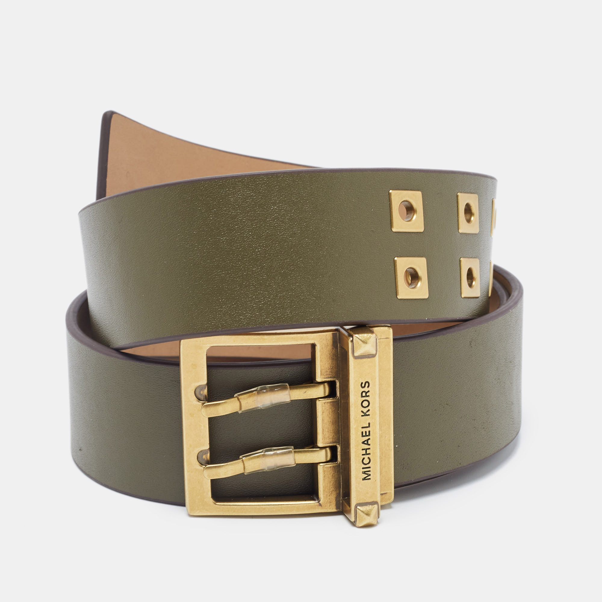 A classic add on to your collection of belts is this Michael Kors piece. Cut to a convenient length the belt has a smooth finish and a sturdy built. This wardrobe essential piece will continually complement your style.