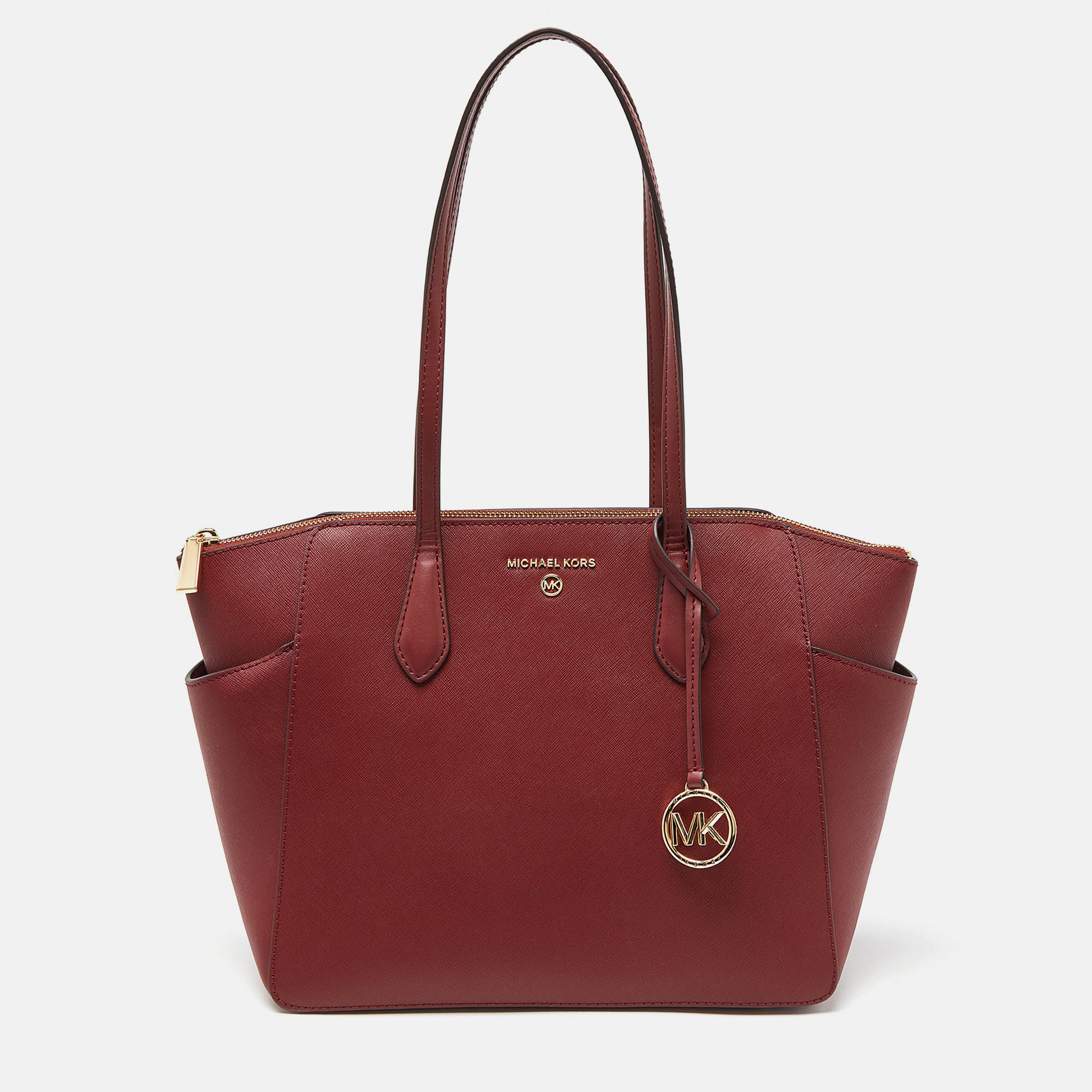 This Michael Kors tote is beautiful in so many ways. From its design to its structure the leather bag exudes charm and high fashion. It flaunts two shoulder handles for you to swing and a spacious interior to hold all your essentials.