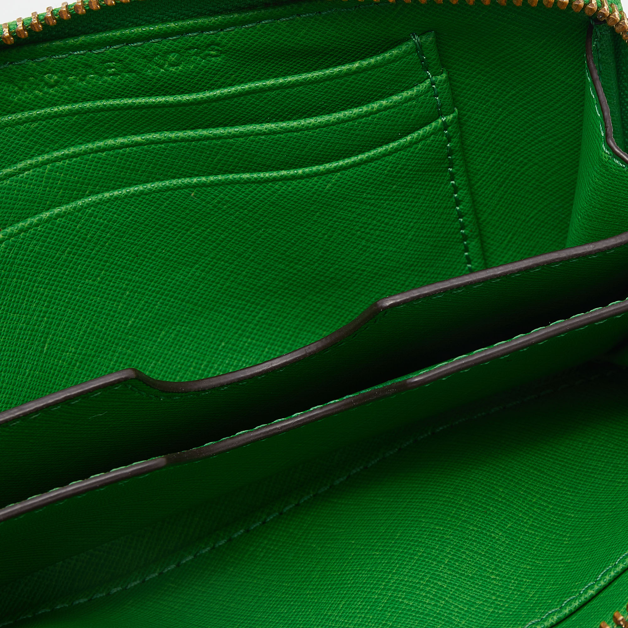 

Michael Kors Green Leather Jet Set Zip Around Wristlet Wallet
