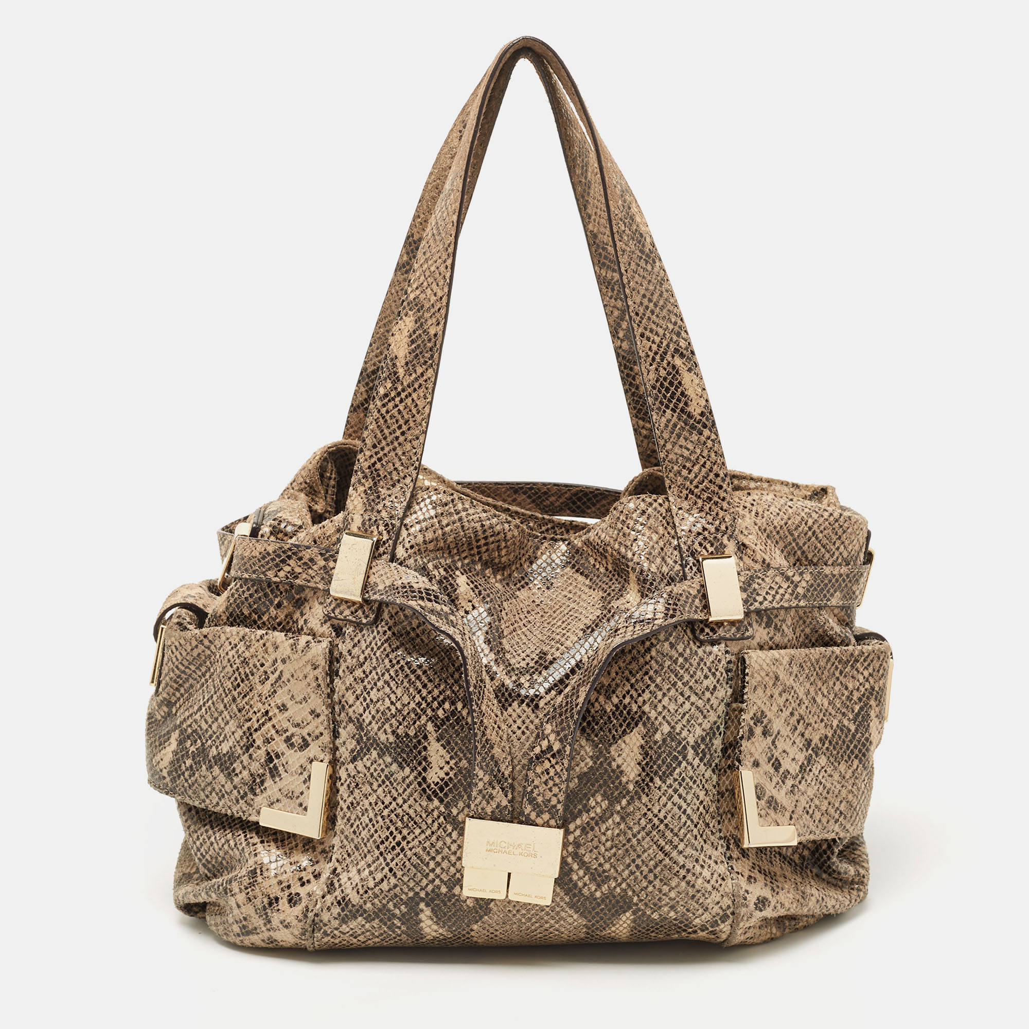 Carefully designed to evoke a rich and elegant feel this leather bag is sure to make a loved buy. This well designed satchel can hold more than just essentials in its nylon lined interior. This Michael Kors satchel has a simple silhouette and a python effect.