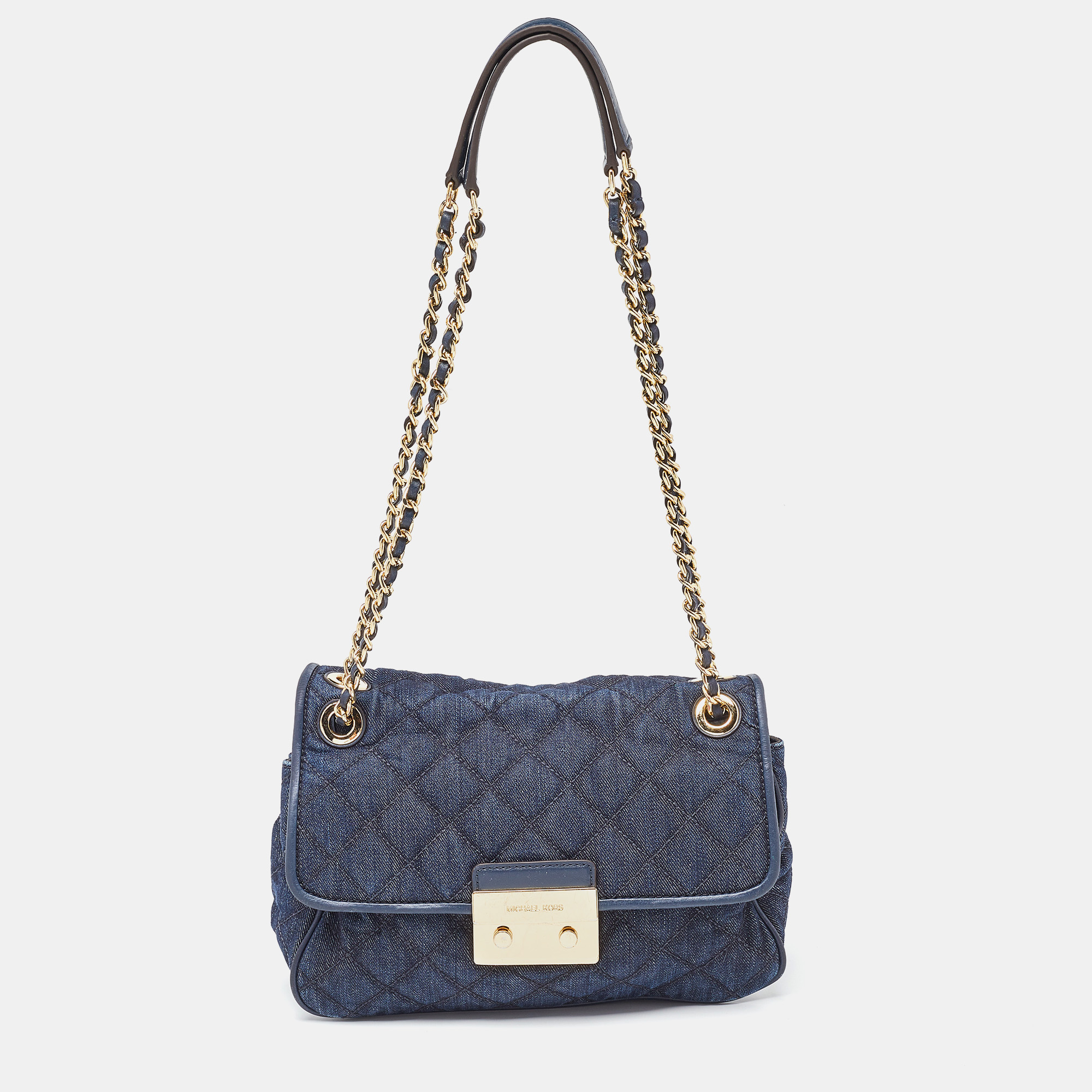 This Michael Kors bag has the right amount of chic and functional details to make it your next purchase. Created from quilted denim and leather it flaunts a branded turn lock on the front dual chain leather handles and a well sized interior. The blue shade of this bag makes it a versatile styling option.