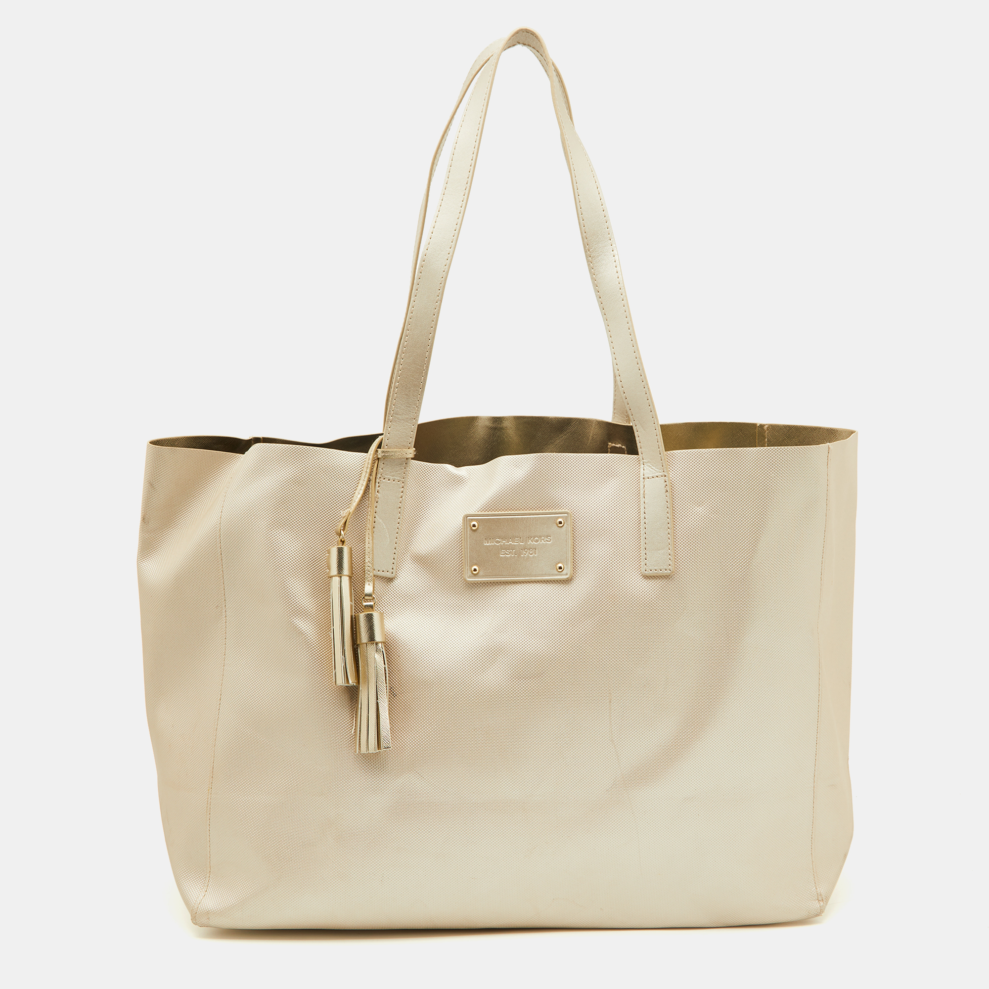 This MK tote is a result of blending high crafting skills with a practical design. It arrives with a durable exterior completed by luxe detailing. It is an accessory that you can count on.