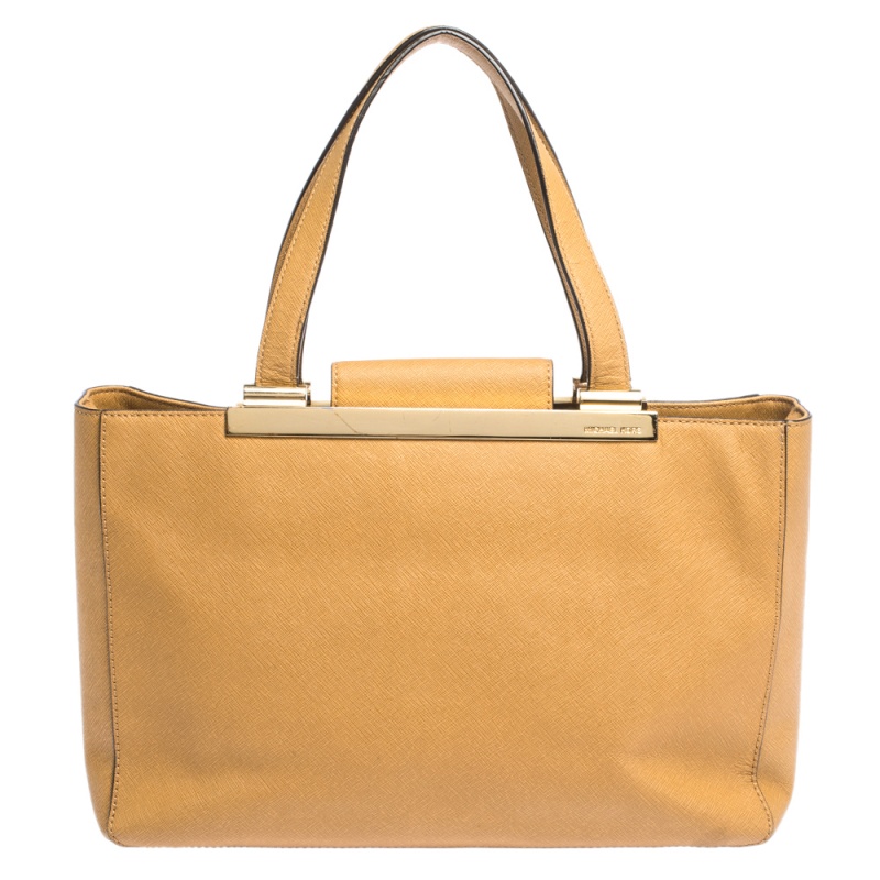 MICHAEL Michael Kors brings to you this in vogue and stylish tote. It is crafted from leather and features dual top handles as well as metal insert at the top engraved with the brand name. The nylon lining on the inside of the bag is well fitted. Carry this yellow bag to finish your laid back everyday look.