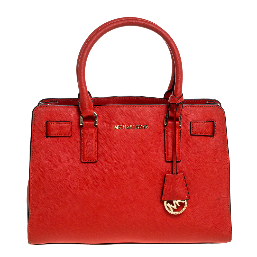 This Hamilton tote is from MICHAEL Michael Kors. It is crafted from red leather and decorated with an engraved padlock on the front. The bag has two handles a shoulder strap and a spacious fabric interior. This creation is ideal for everyday use.