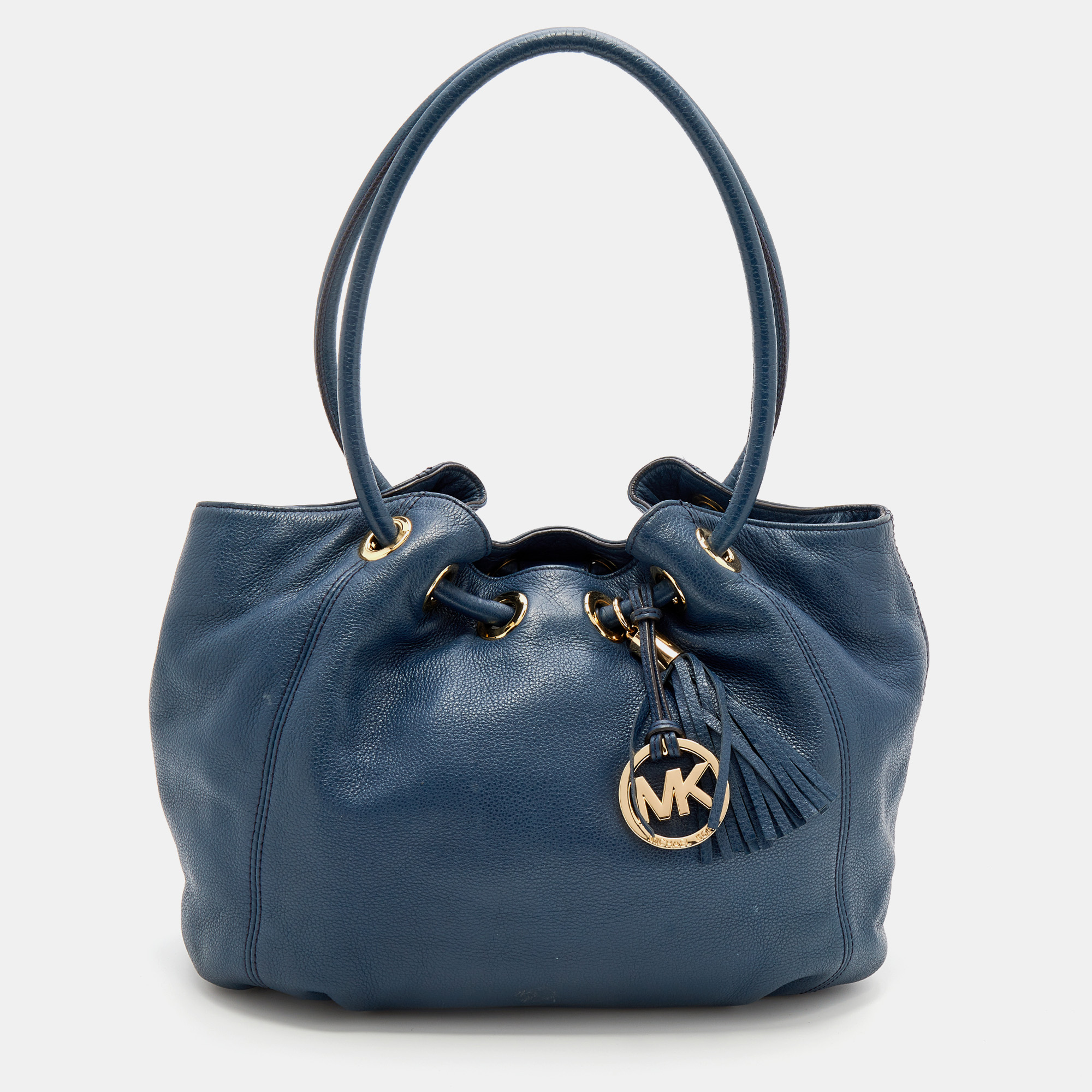 This MICHAEL Michael Kors tote is the perfect choice for long days. Made from leather it is paired with a tassel a branded charm on the front and a fabric lined interior. The bag is held by dual ring handles and it is adorned with gold tone accents.