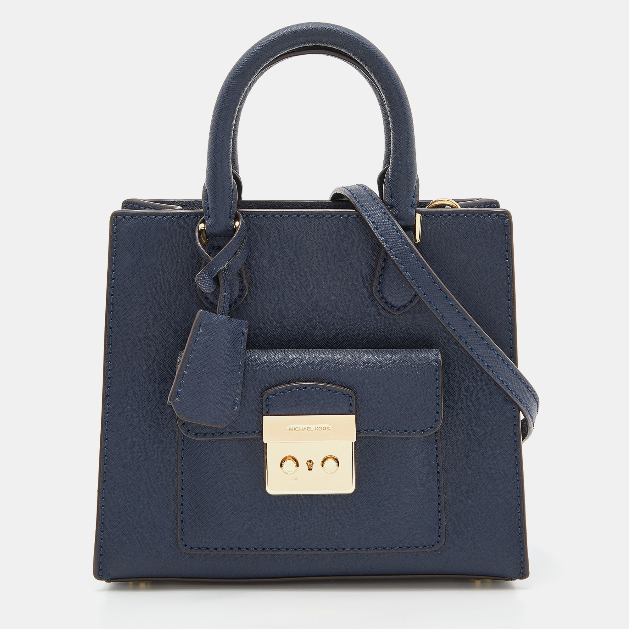 A classic handbag comes with the promise of enduring appeal boosting your style time and again. This MK bag is one such creation. It's a fine purchase.