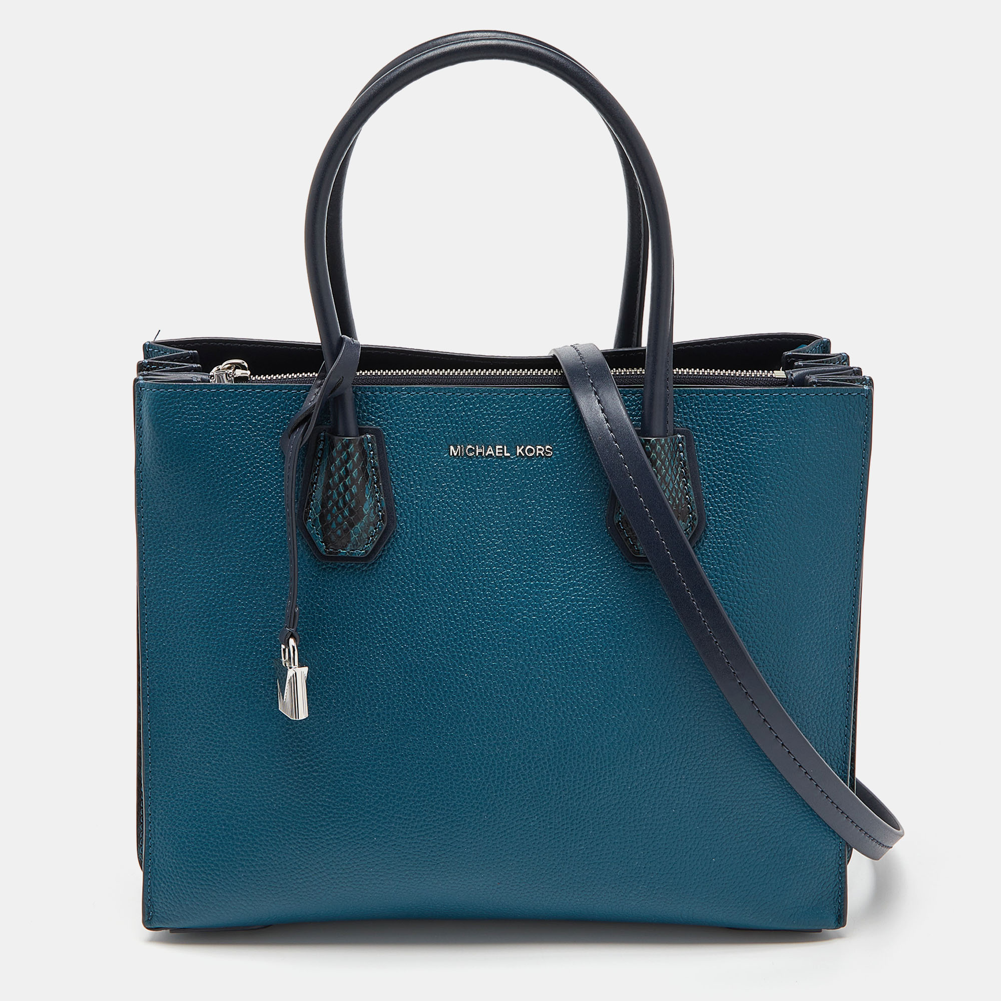 Swap that regular everyday tote with this charming Michael Kors bag. Sewn and assembled with care and love the bag promises to boost your style and hold your daily essentials with great ease.
