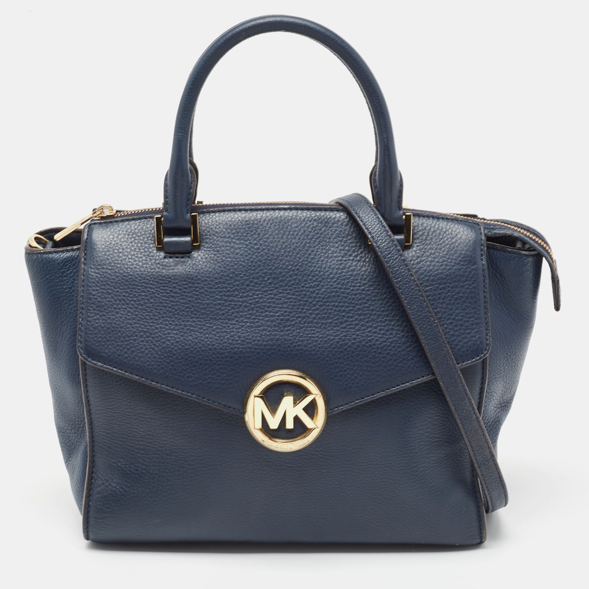 Presenting a stylish leather satchel to own this season. The nylon lined interior of this handbag offers ample space for all your essentials. A must have in your collection this bag from MICHAEL Michael Kors will reflect your fabulous fashion choices.