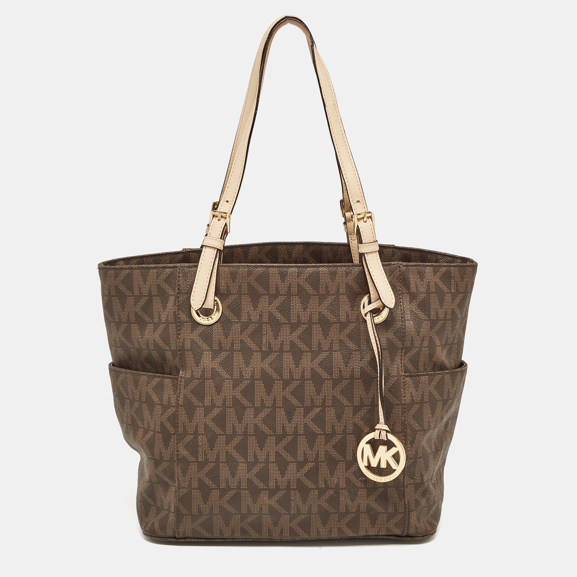 This MICHAEL Michael Kors tote is beautiful in so many ways. From its design to its structure the signature canvas and leather bag exude charm and high fashion. It flaunts two shoulder handles for you to swing and a spacious fabric interior to hold all your essentials.