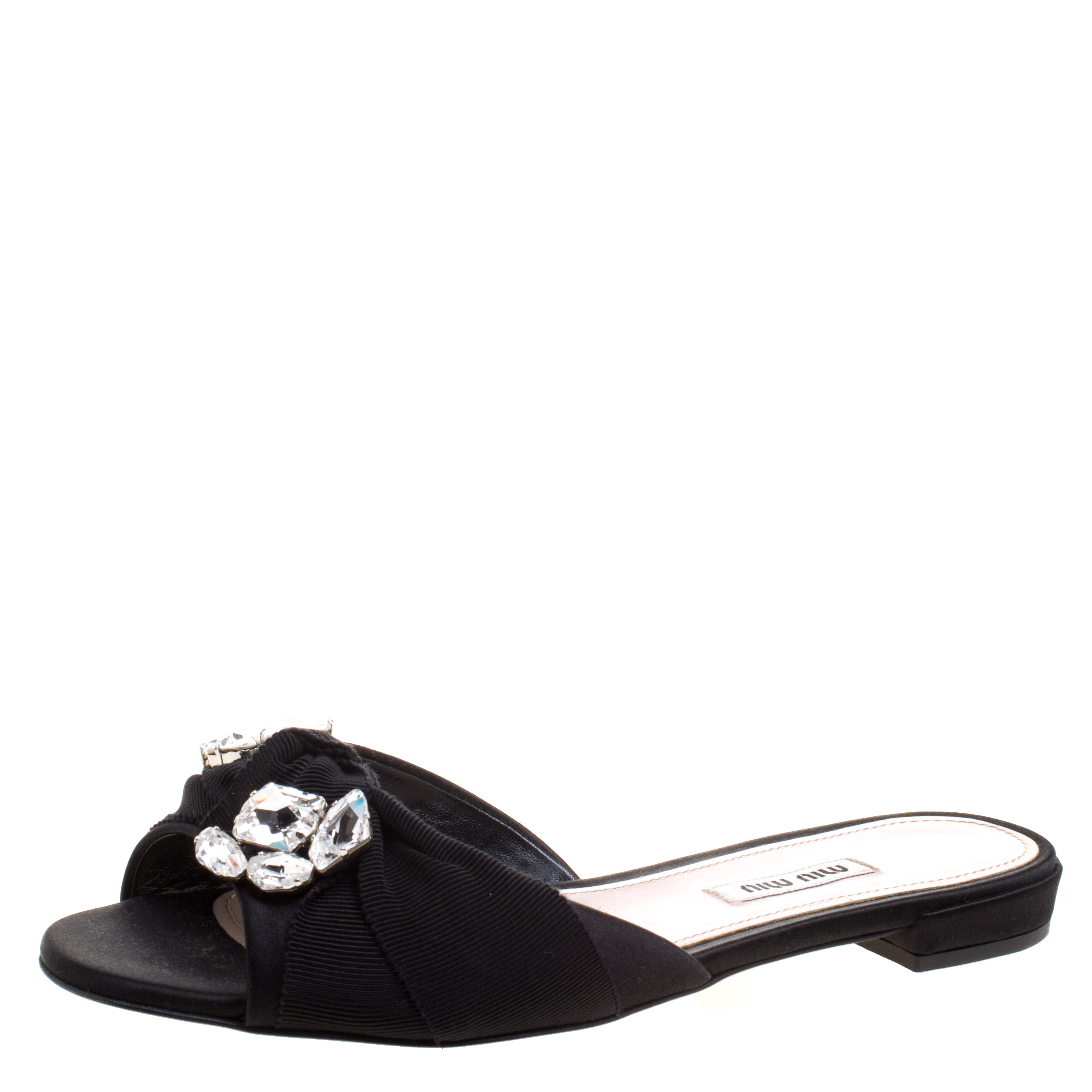 مملوكة مسبقًا صندل فلات سلايد ميو ميو ساتان أسود مرصع مقاس 38