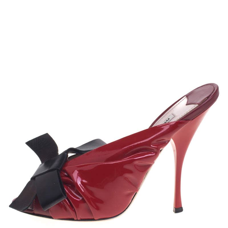 

Miu Miu Red And Black Ruched Patent Leather Bow Embellished Mules Size
