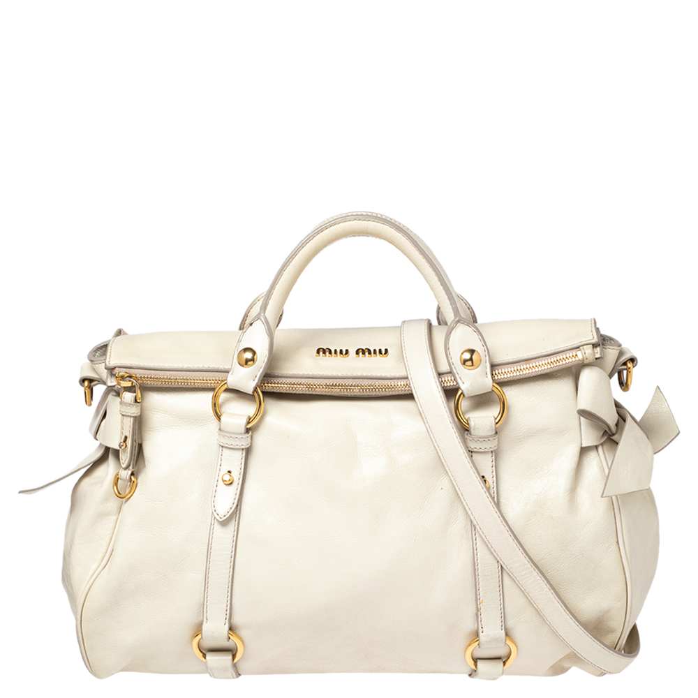 Masterfully crafted in leather decorated with bows and lined with fabric this satchel from the house of Miu Miu is both stylish and durable. In a lovely off white shade this is the perfect pick for your outfit goals