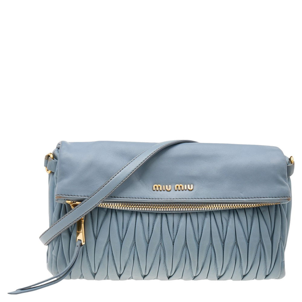 Carry this bag from Miu Miu without compromising on style. This Matelassé leather bag comes in a flap style with the logo on the front. This chic bag opens to a fabric lined interior and is held by a single handle.
