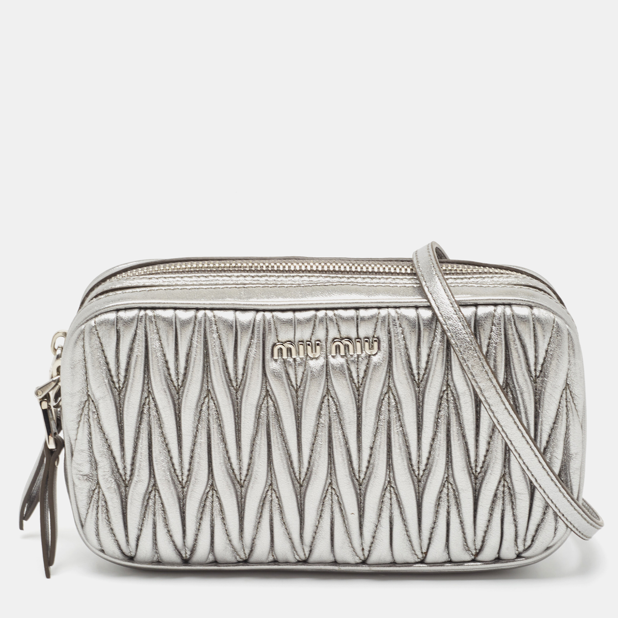 مملوكة مسبقًا Miu Miu Metallic Grey Matelassé Leather Double Zip Crossbody Bag