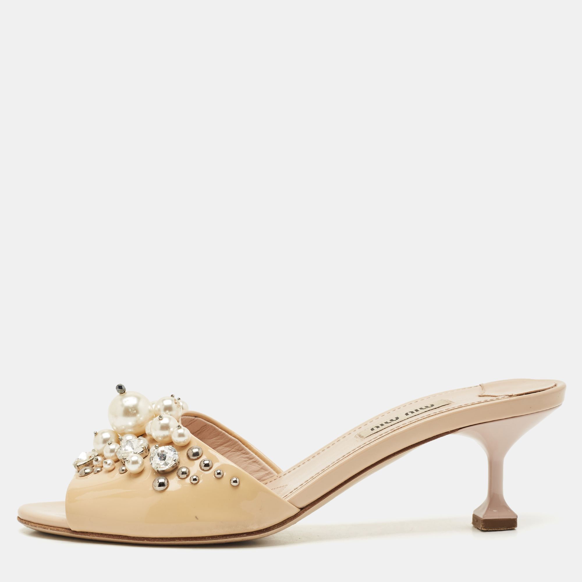 

Miu Miu Beige Patent Leather Faux Pearl Embellished Slide Sandals Size
