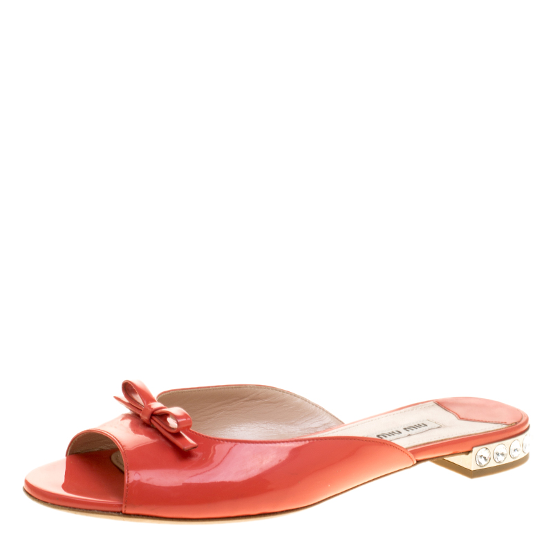 مملوكة مسبقًا Miu Miu Coral Patent Leather Bow Detail Jeweled Heel Flat Slides Size 38