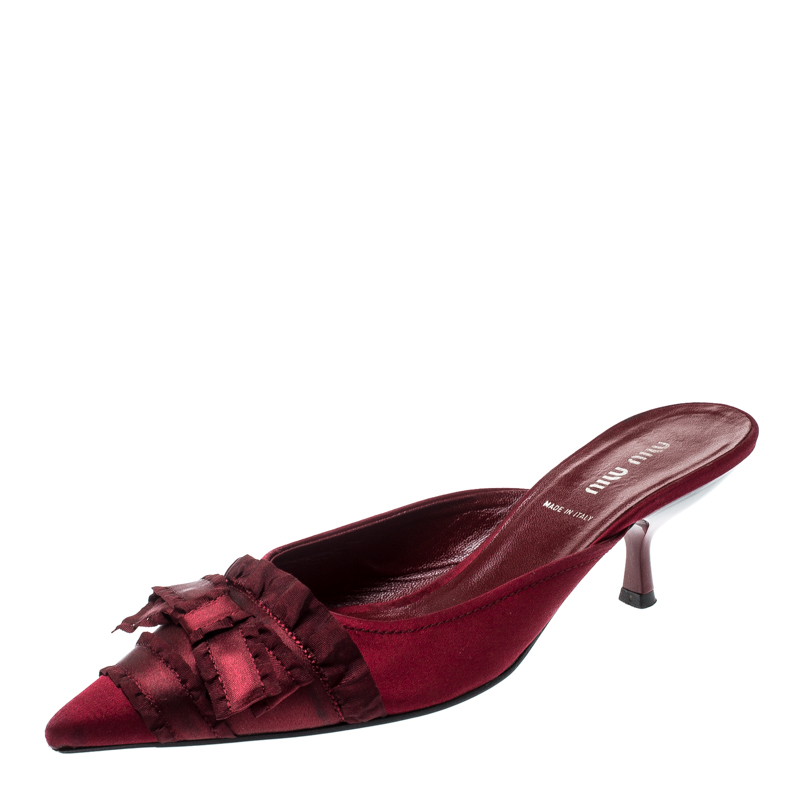 مملوكة مسبقًا حذاء مولز ميو ميو فيونكة ساتان عنابي مقاس 37