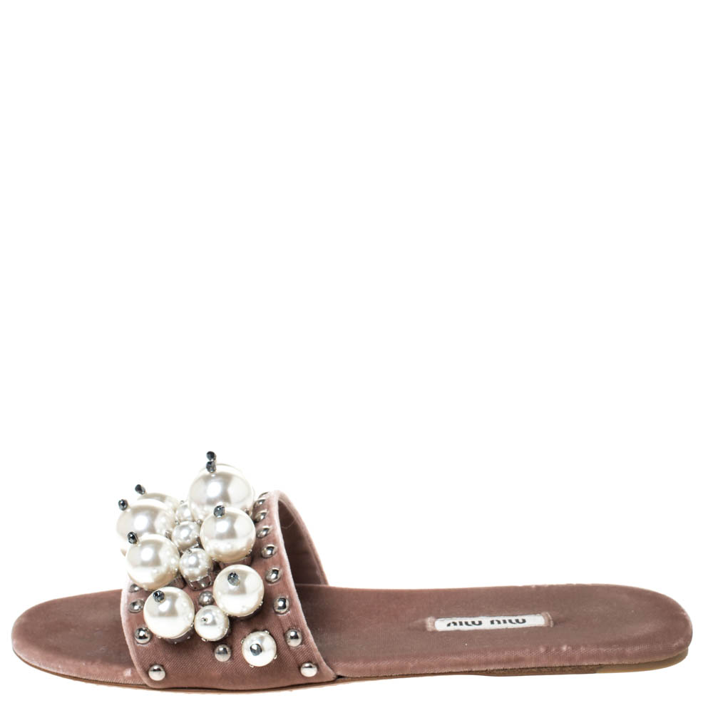 

Miu Miu Pink Velvet Faux Pearl Embellished Flat Sandals Size