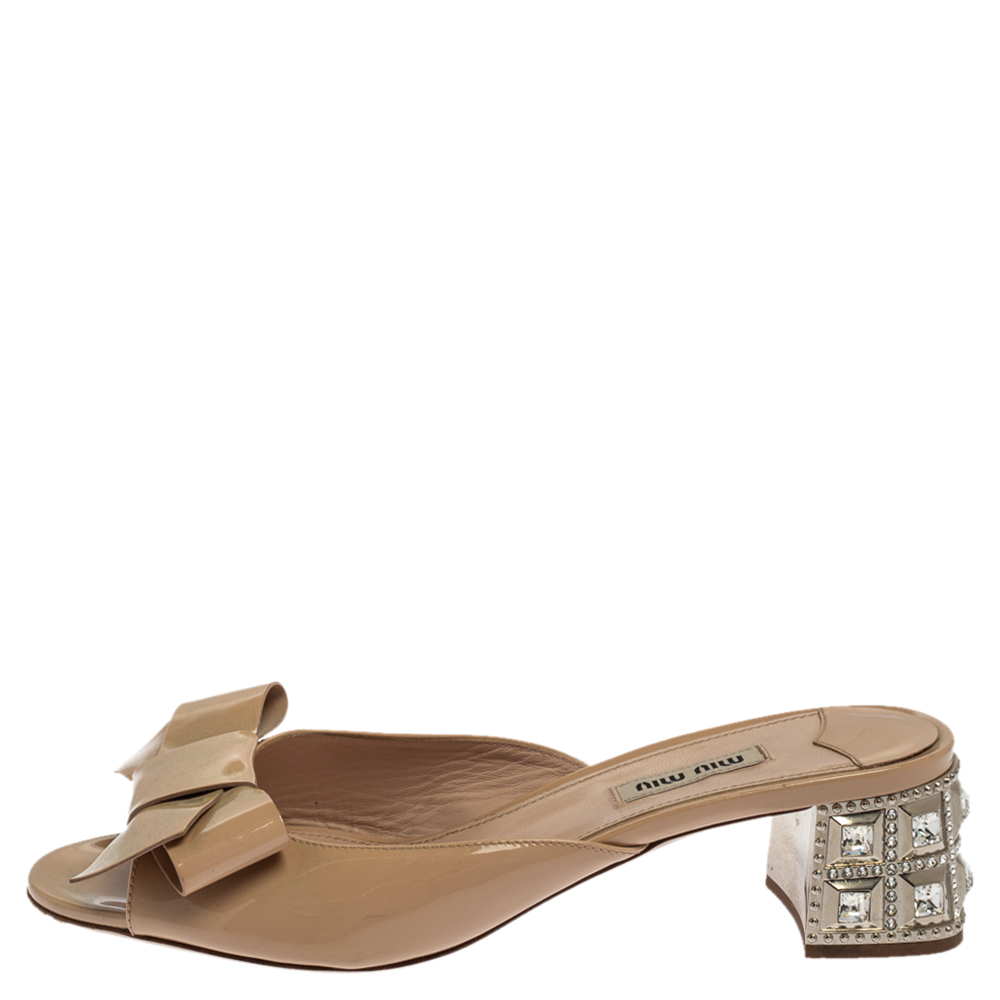 

Miu Miu Beige Patent Leather Crystal Embellished Slide Sandals Size
