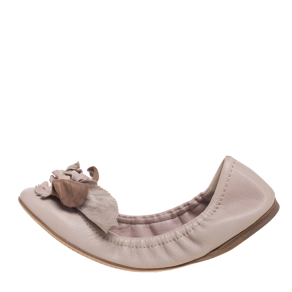 

Miu Miu Beige Leather Flower Scrunch Ballet Flats Size